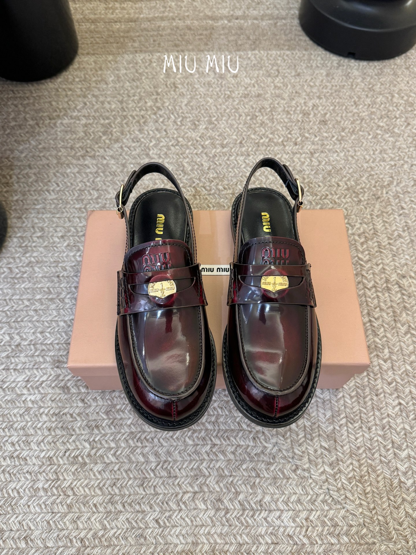 Miu Miu缪缪春夏最新款钱币后空乐福鞋 新出的‘小钱币’真的让人一整个心都融化✔️超多网红时尚博主种