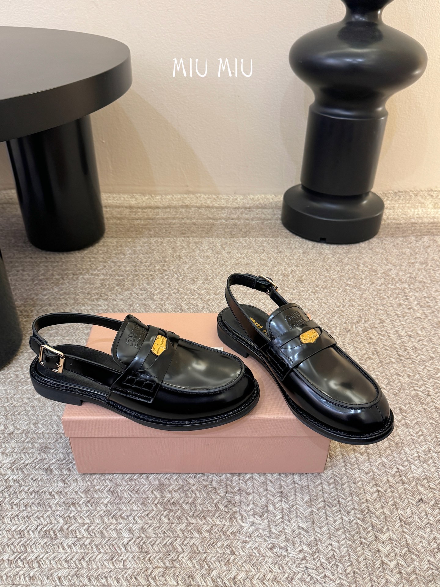 Miu Miu缪缪春夏最新款钱币后空乐福鞋 新出的‘小钱币’真的让人一整个心都融化✔️超多网红时尚博主种