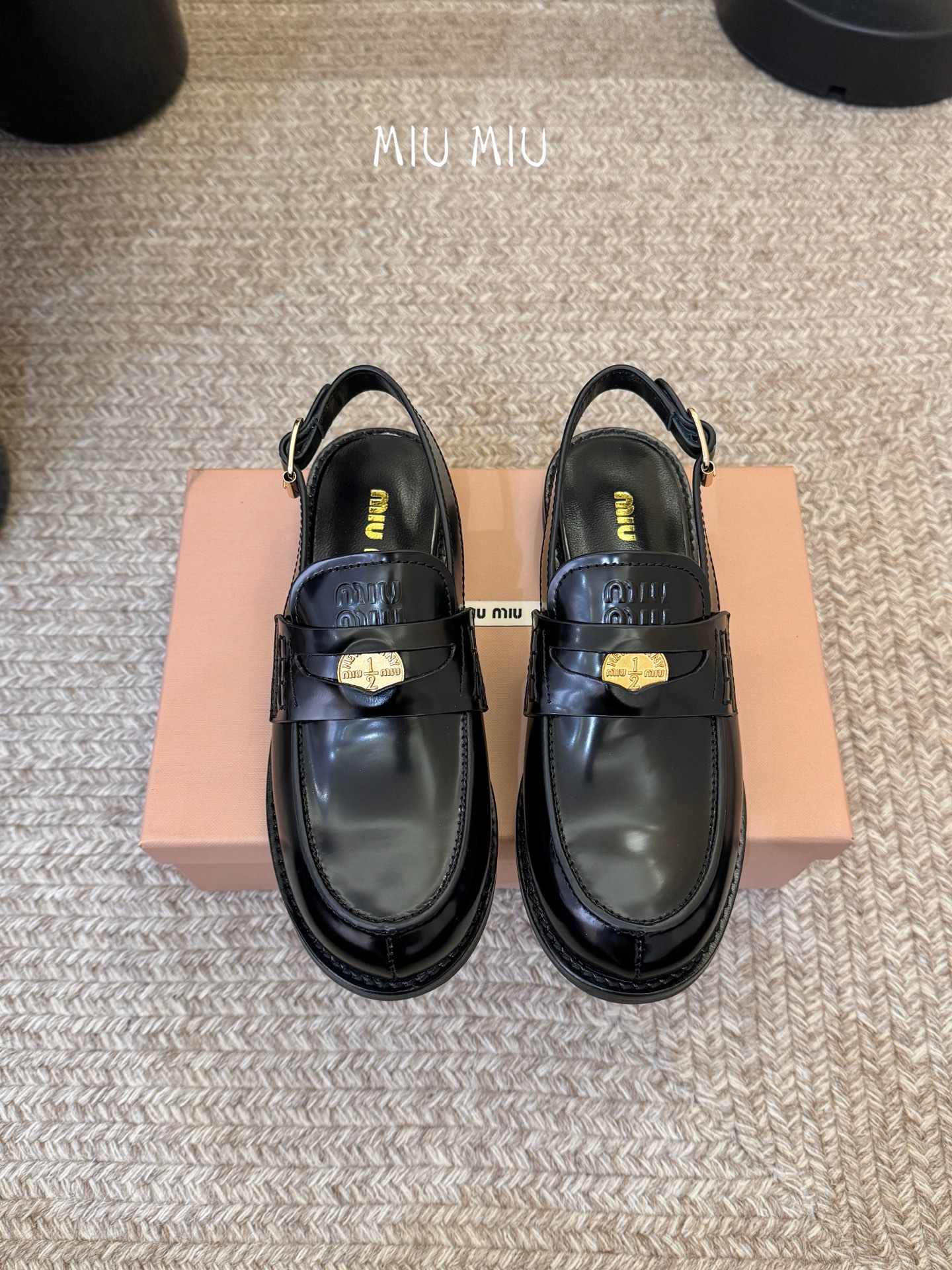 Miu Miu缪缪春夏最新款钱币后空乐福鞋 新出的‘小钱币’真的让人一整个心都融化✔️超多网红时尚博主种