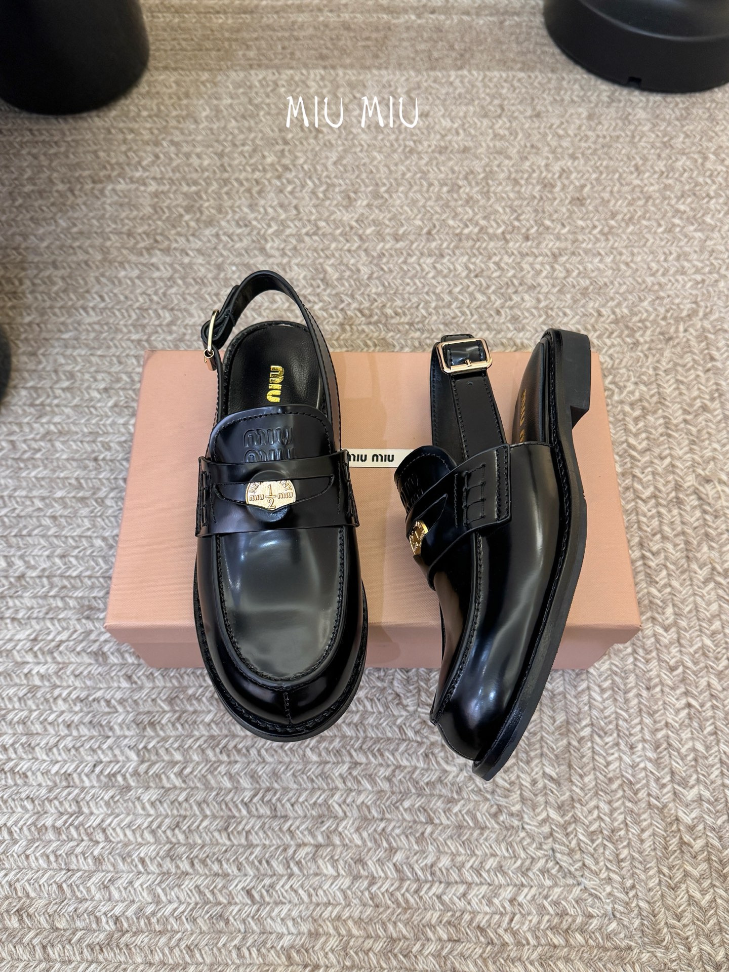 Miu Miu缪缪春夏最新款钱币后空乐福鞋 新出的‘小钱币’真的让人一整个心都融化✔️超多网红时尚博主种