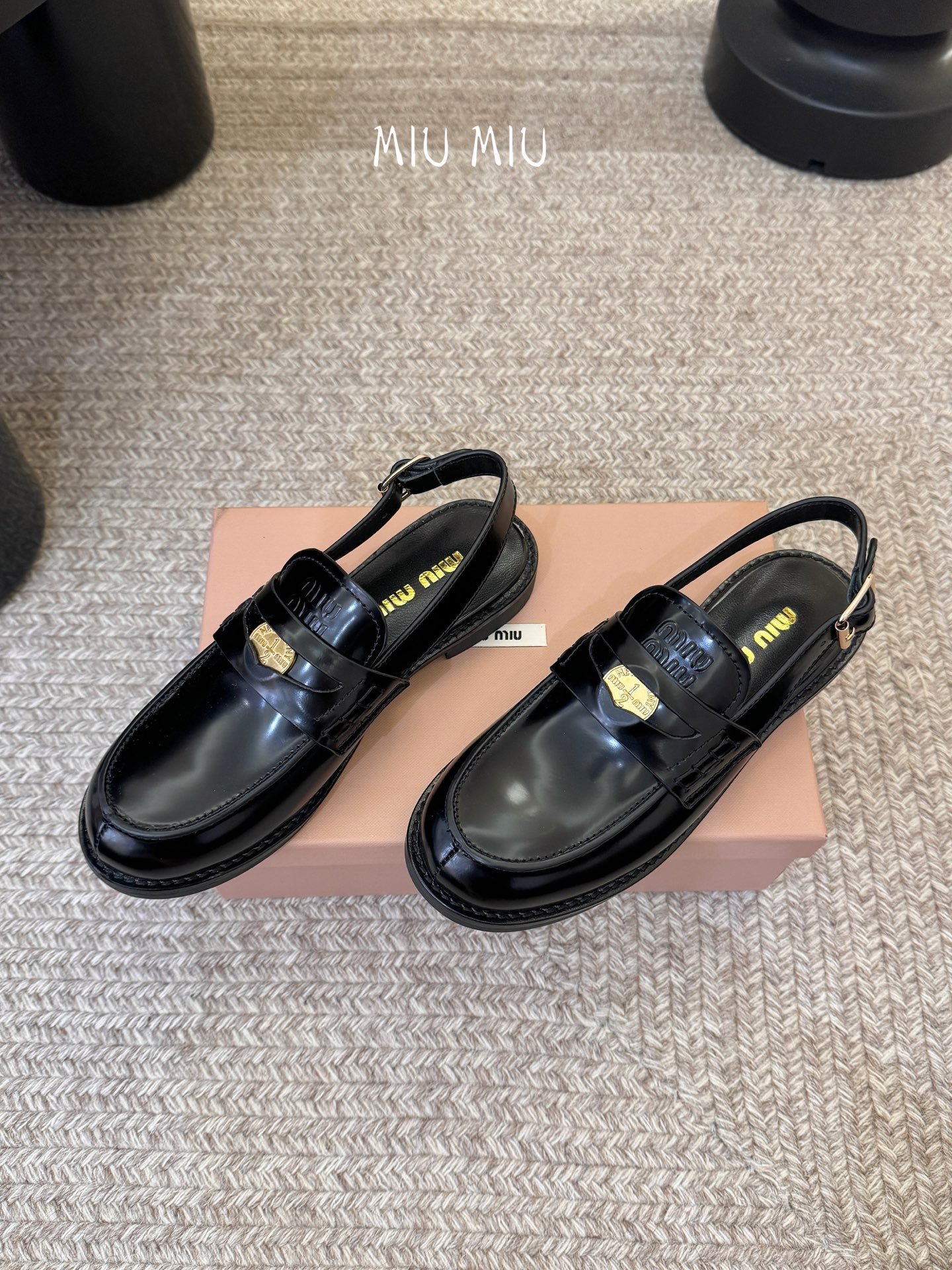 Miu Miu缪缪春夏最新款钱币后空乐福鞋 新出的‘小钱币’真的让人一整个心都融化✔️超多网红时尚博主种