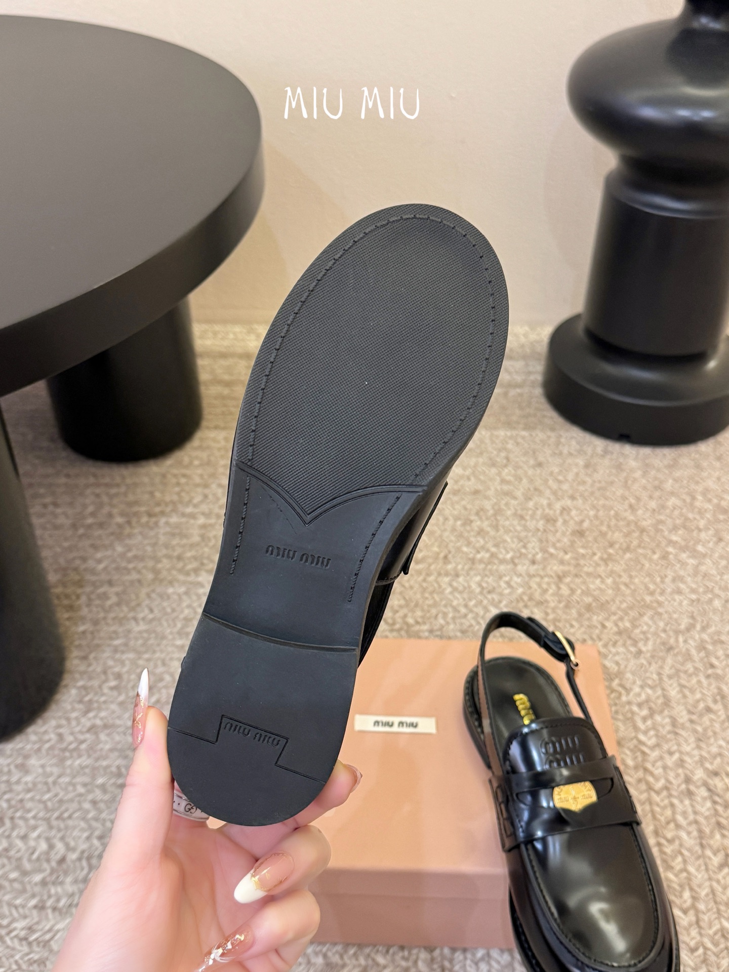 Miu Miu缪缪春夏最新款钱币后空乐福鞋 新出的‘小钱币’真的让人一整个心都融化✔️超多网红时尚博主种