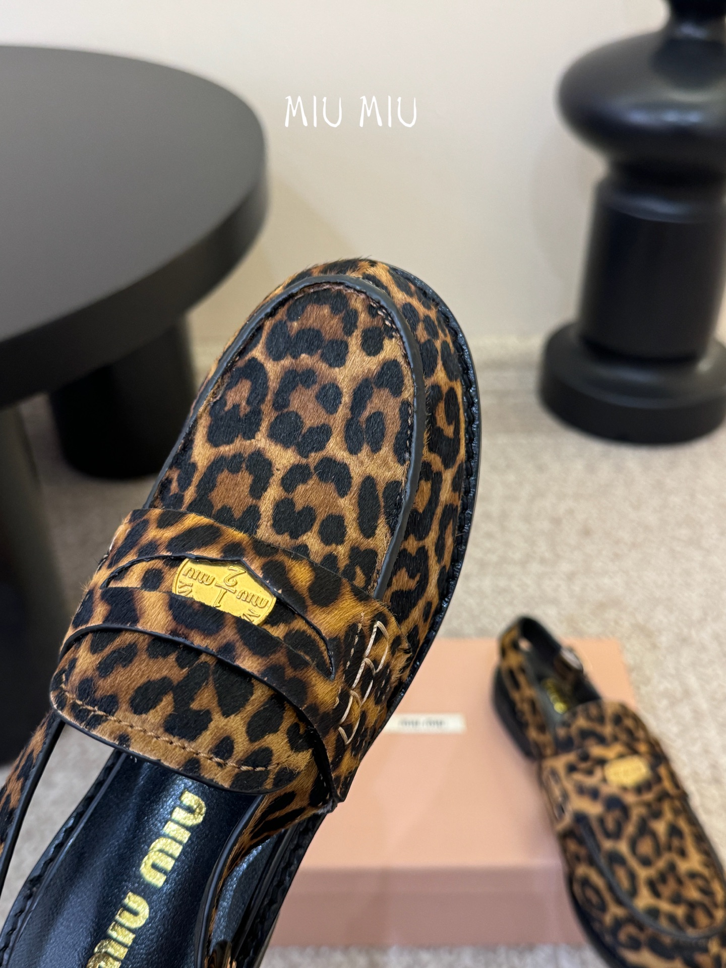 Miu Miu缪缪春夏最新款钱币后空乐福鞋 新出的‘小钱币’真的让人一整个心都融化✔️超多网红时尚博主种