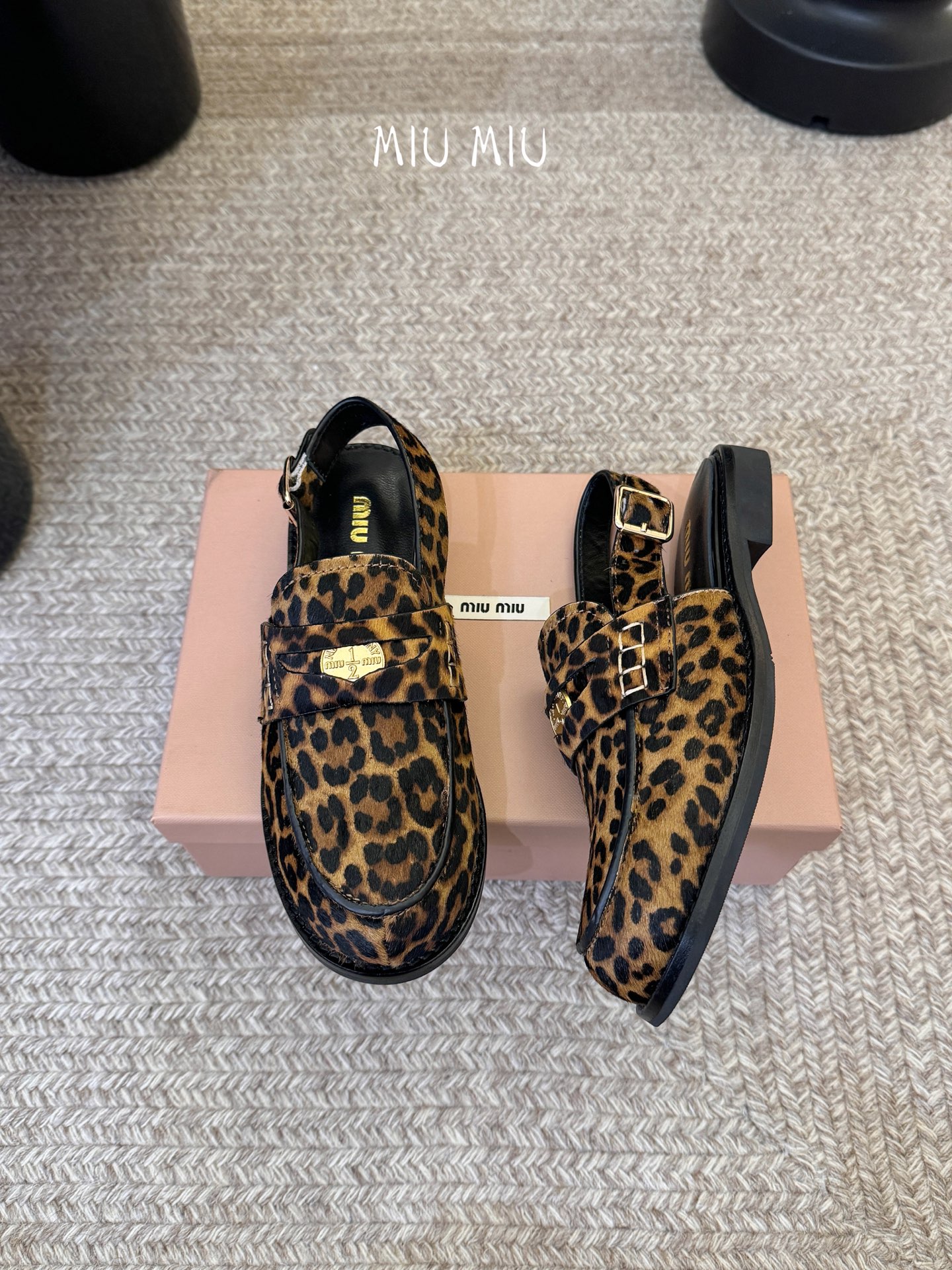 Miu Miu缪缪春夏最新款钱币后空乐福鞋 新出的‘小钱币’真的让人一整个心都融化✔️超多网红时尚博主种