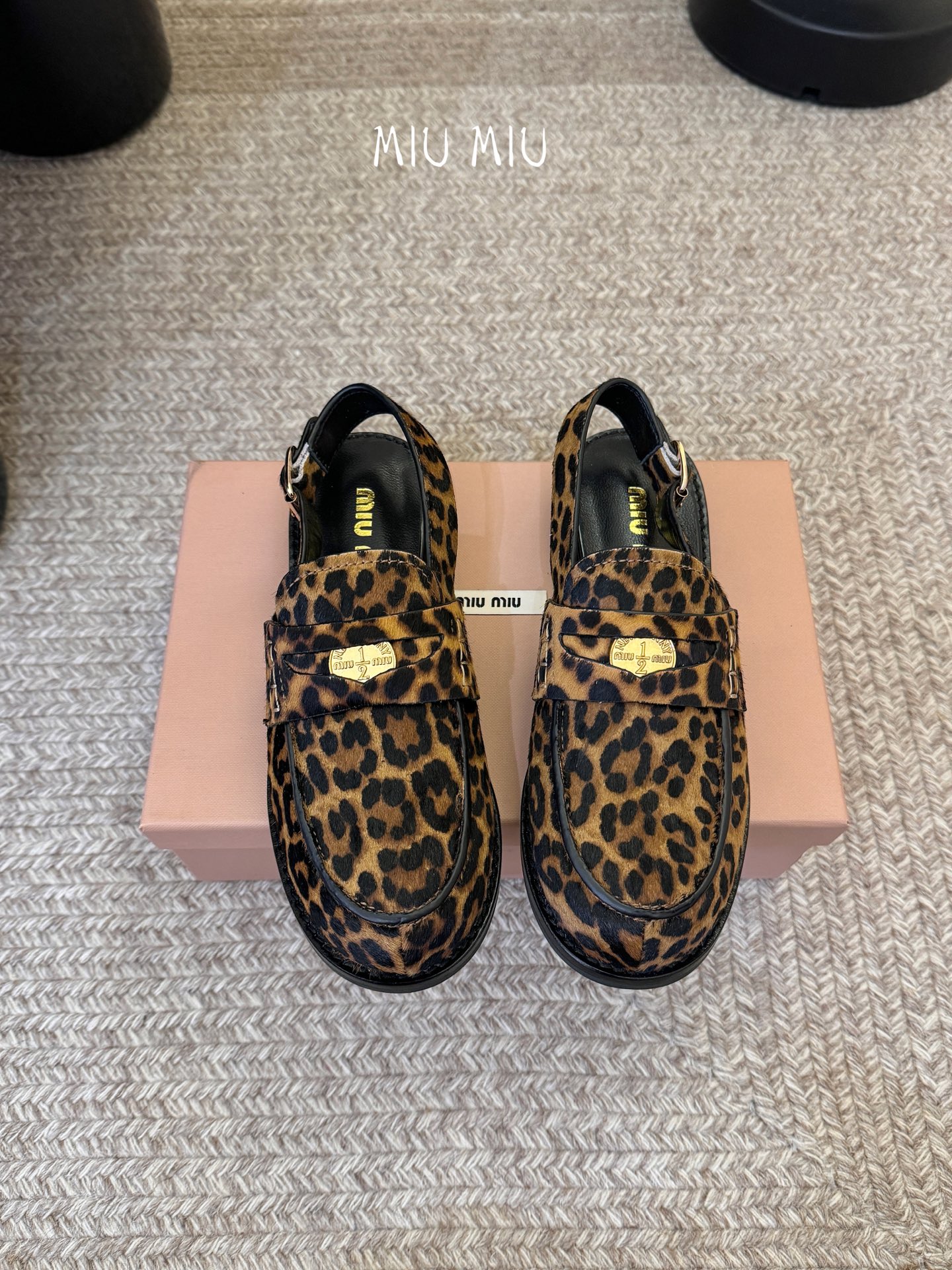 Miu Miu缪缪春夏最新款钱币后空乐福鞋 新出的‘小钱币’真的让人一整个心都融化✔️超多网红时尚博主种