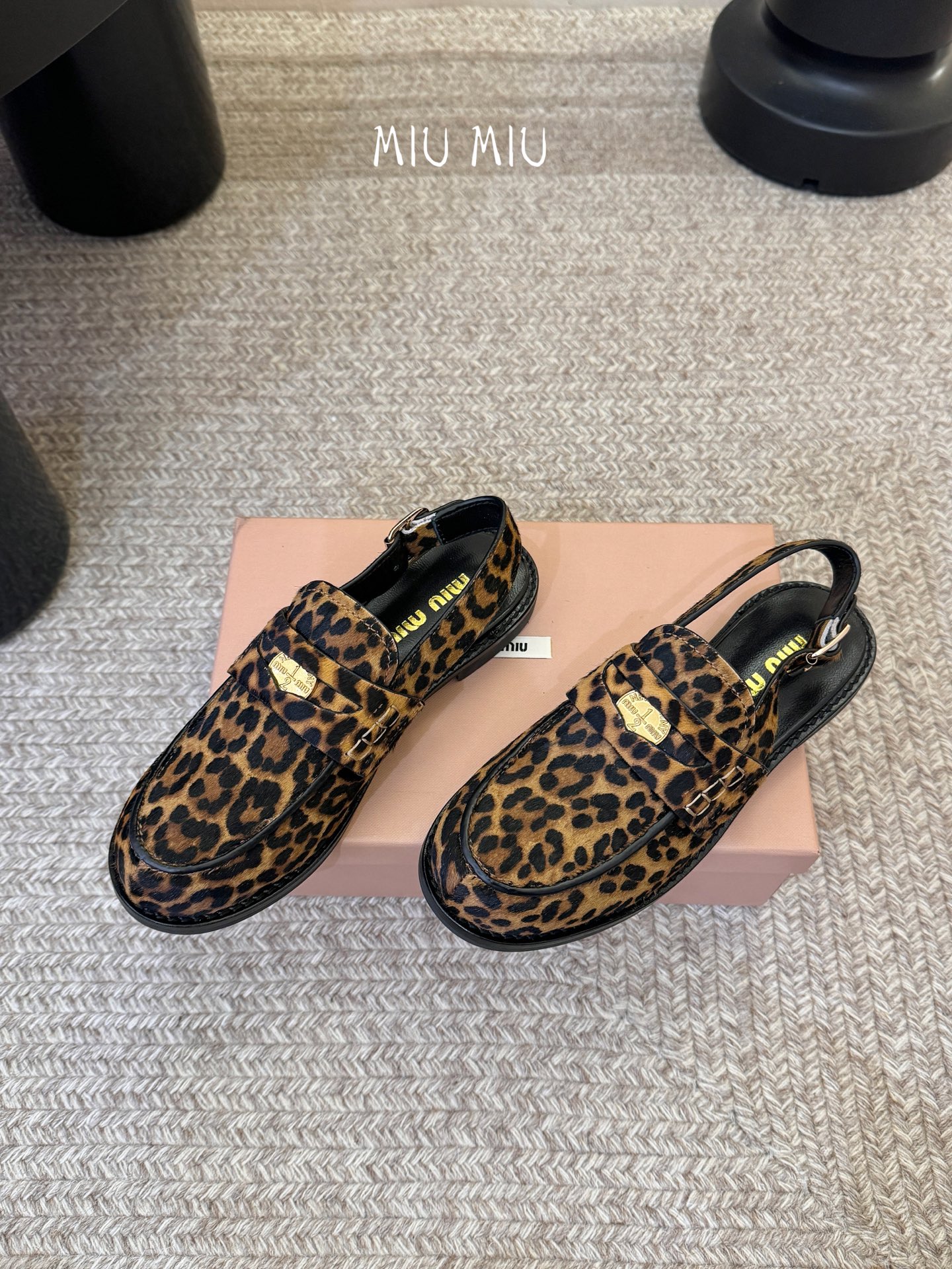 Miu Miu缪缪春夏最新款钱币后空乐福鞋 新出的‘小钱币’真的让人一整个心都融化✔️超多网红时尚博主种