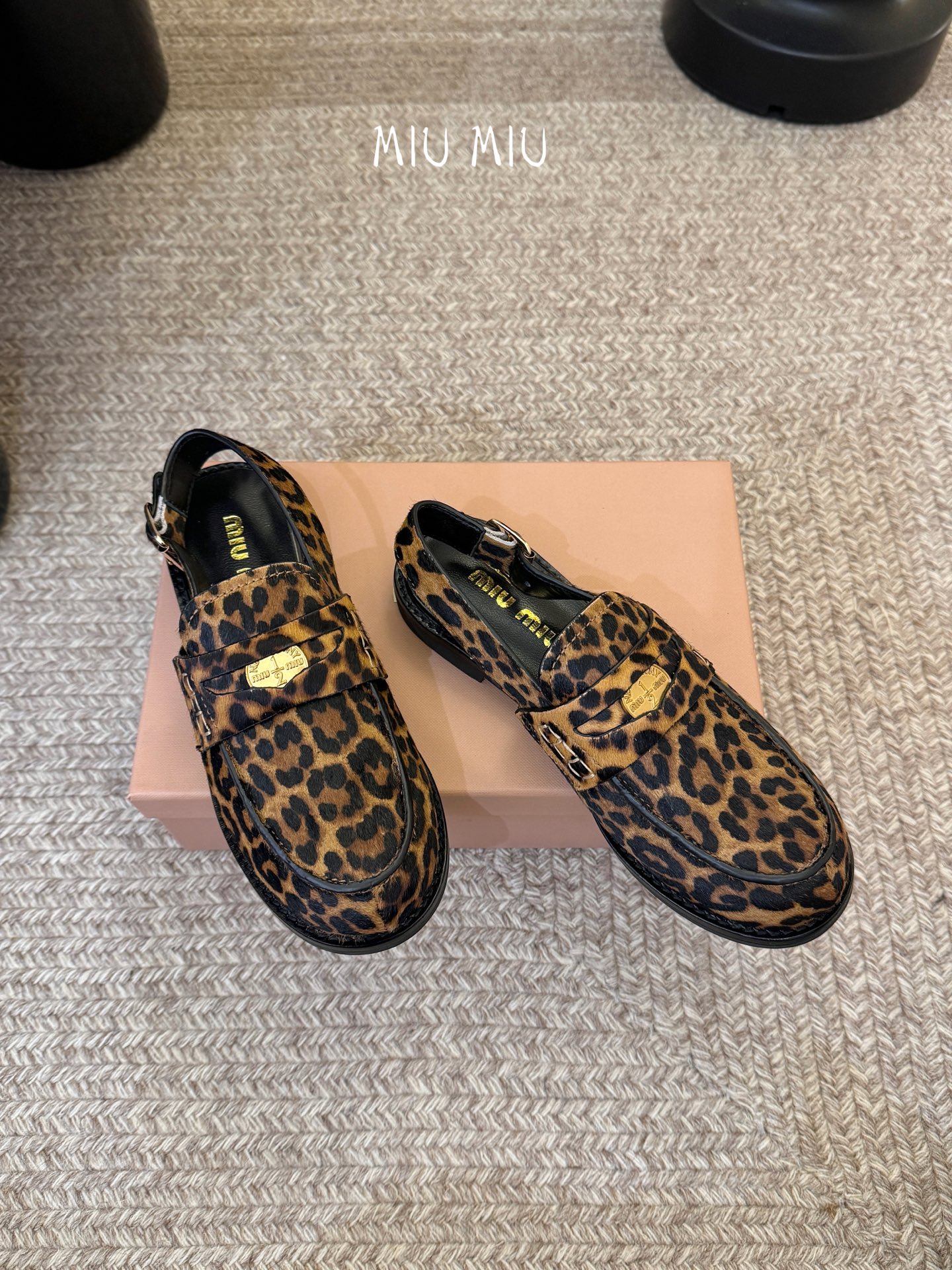 Miu Miu缪缪春夏最新款钱币后空乐福鞋 新出的‘小钱币’真的让人一整个心都融化✔️超多网红时尚博主种