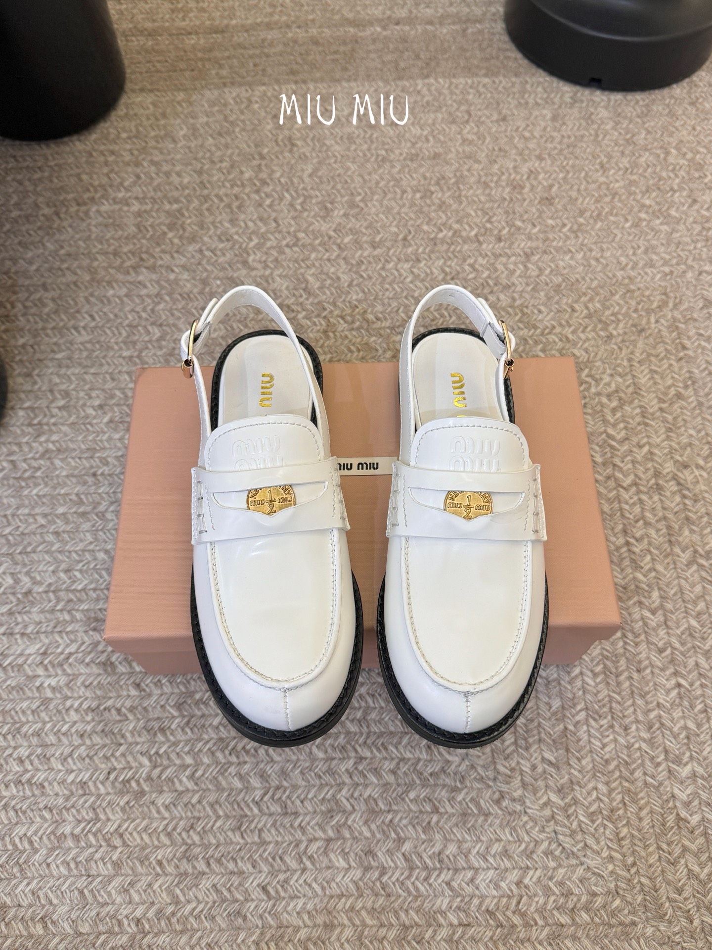 Miu Miu缪缪春夏最新款钱币后空乐福鞋 新出的‘小钱币’真的让人一整个心都融化✔️超多网红时尚博主种