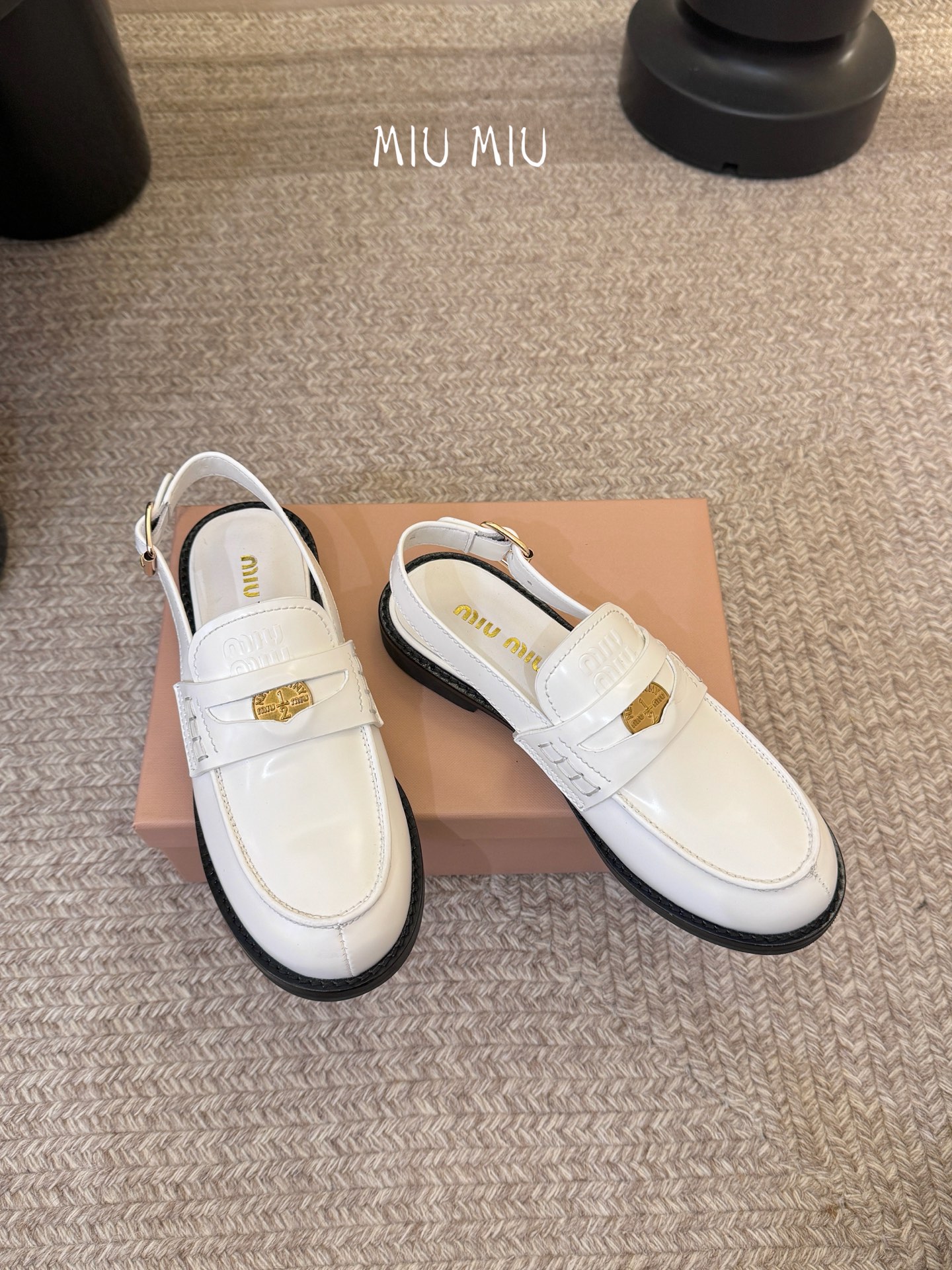 Miu Miu缪缪春夏最新款钱币后空乐福鞋 新出的‘小钱币’真的让人一整个心都融化✔️超多网红时尚博主种