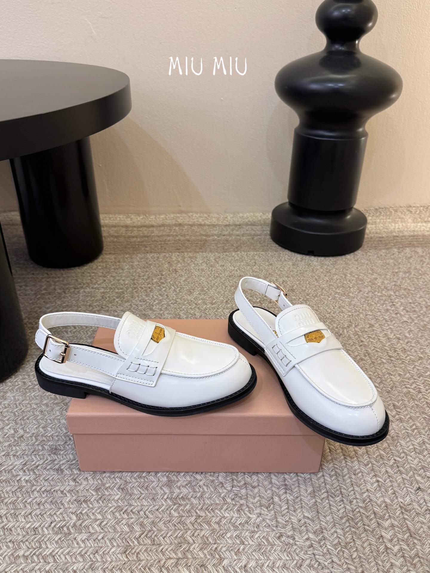 Miu Miu缪缪春夏最新款钱币后空乐福鞋 新出的‘小钱币’真的让人一整个心都融化✔️超多网红时尚博主种