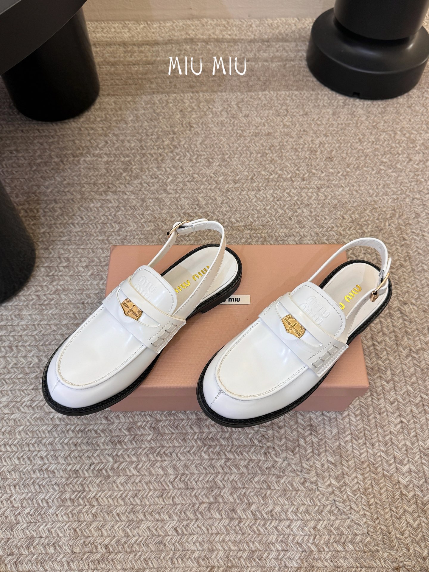 Miu Miu缪缪春夏最新款钱币后空乐福鞋 新出的‘小钱币’真的让人一整个心都融化✔️超多网红时尚博主种