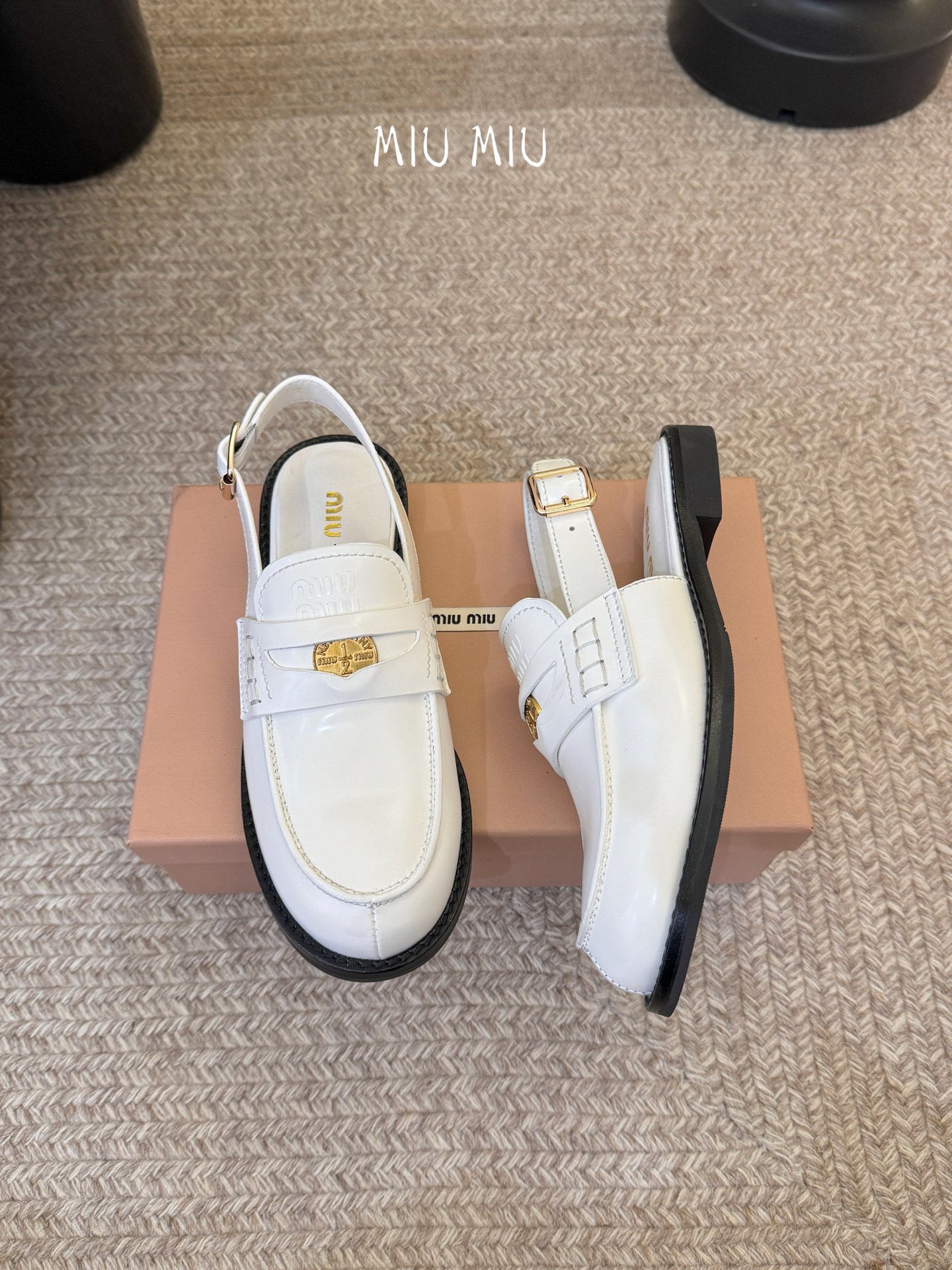 Miu Miu缪缪春夏最新款钱币后空乐福鞋 新出的‘小钱币’真的让人一整个心都融化✔️超多网红时尚博主种