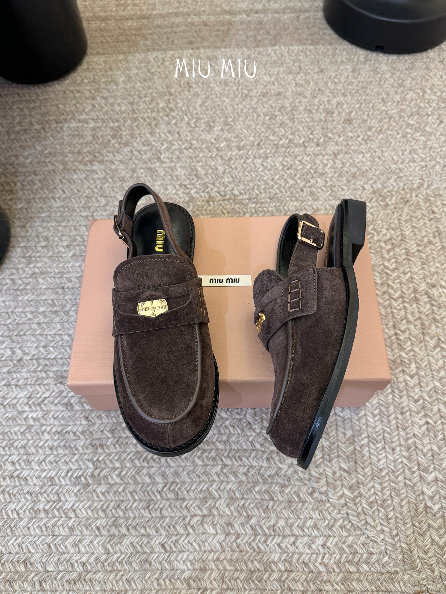 Miu Miu缪缪春夏最新款钱币后空乐福鞋 新出的‘小钱币’真的让人一整个心都融化✔️超多网红时尚博主种