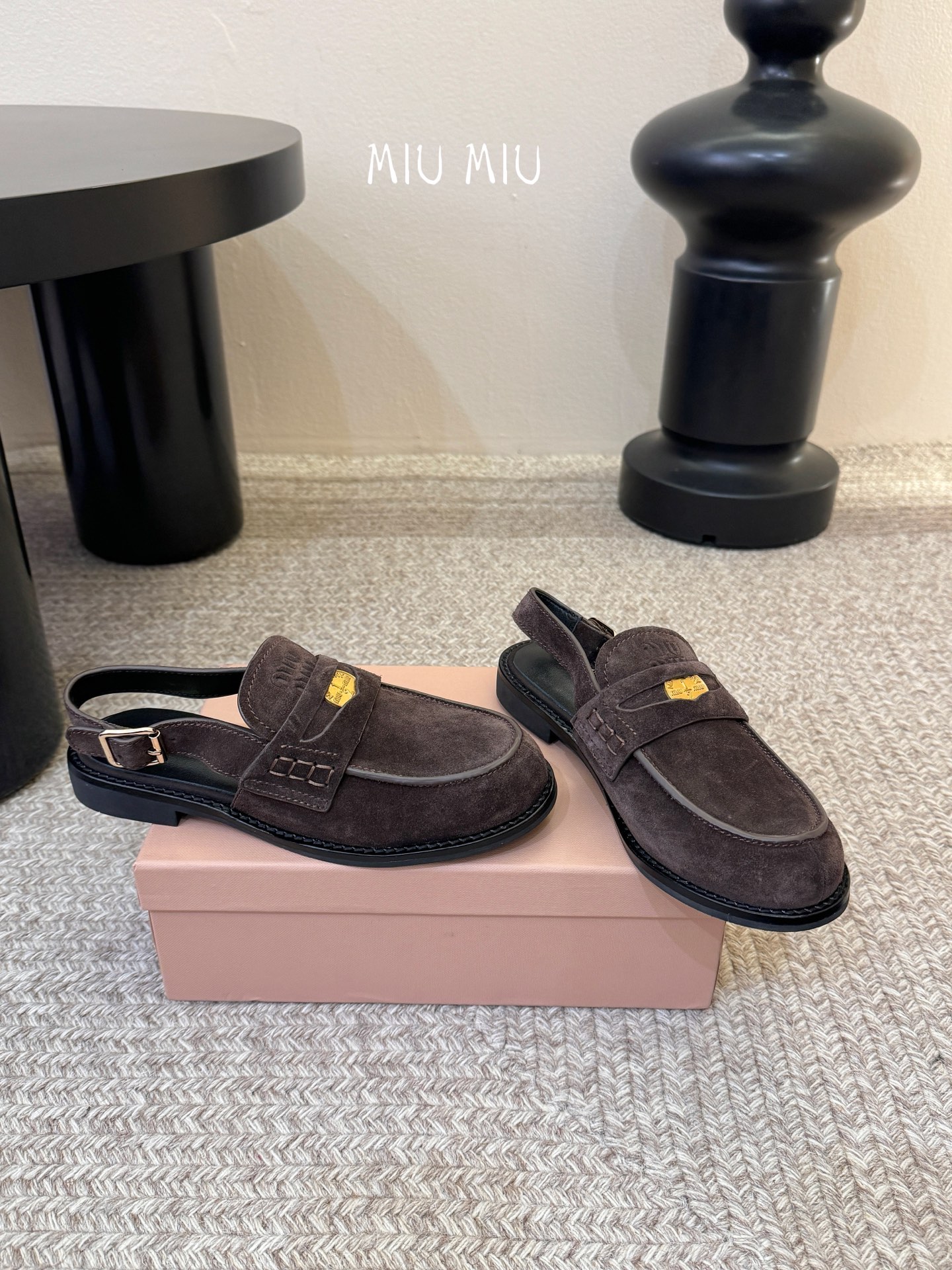 Miu Miu缪缪春夏最新款钱币后空乐福鞋 新出的‘小钱币’真的让人一整个心都融化✔️超多网红时尚博主种