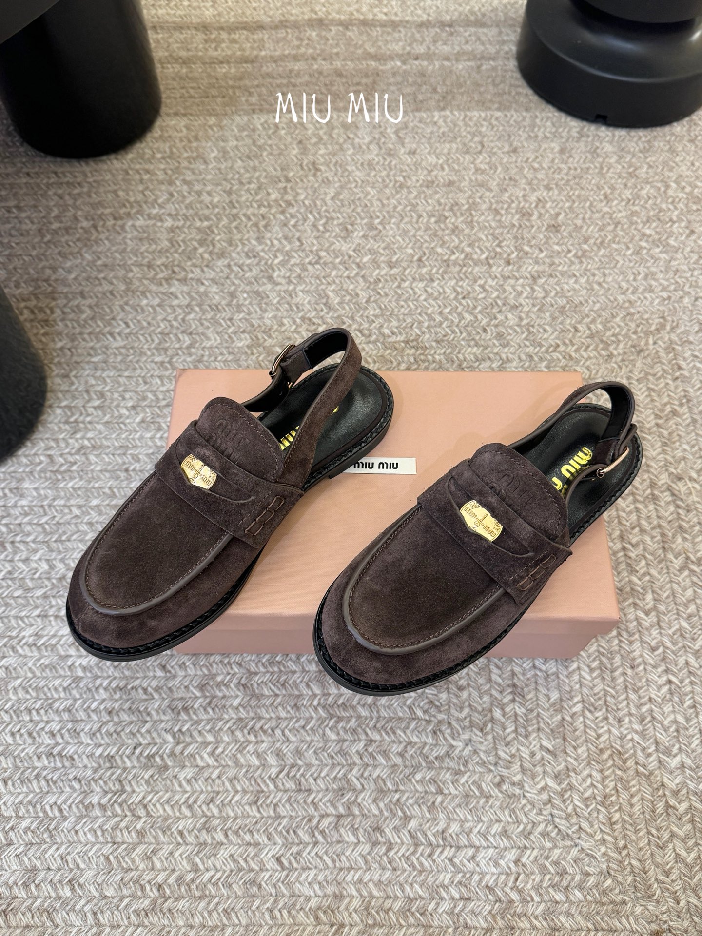 Miu Miu缪缪春夏最新款钱币后空乐福鞋 新出的‘小钱币’真的让人一整个心都融化✔️超多网红时尚博主种