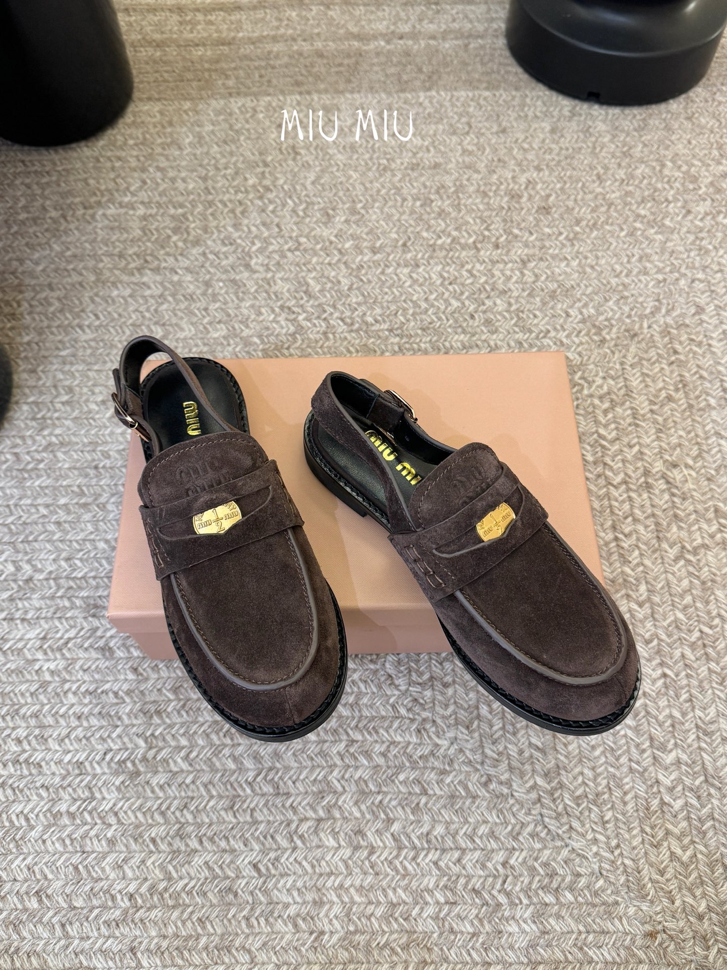 Miu Miu缪缪春夏最新款钱币后空乐福鞋 新出的‘小钱币’真的让人一整个心都融化✔️超多网红时尚博主种