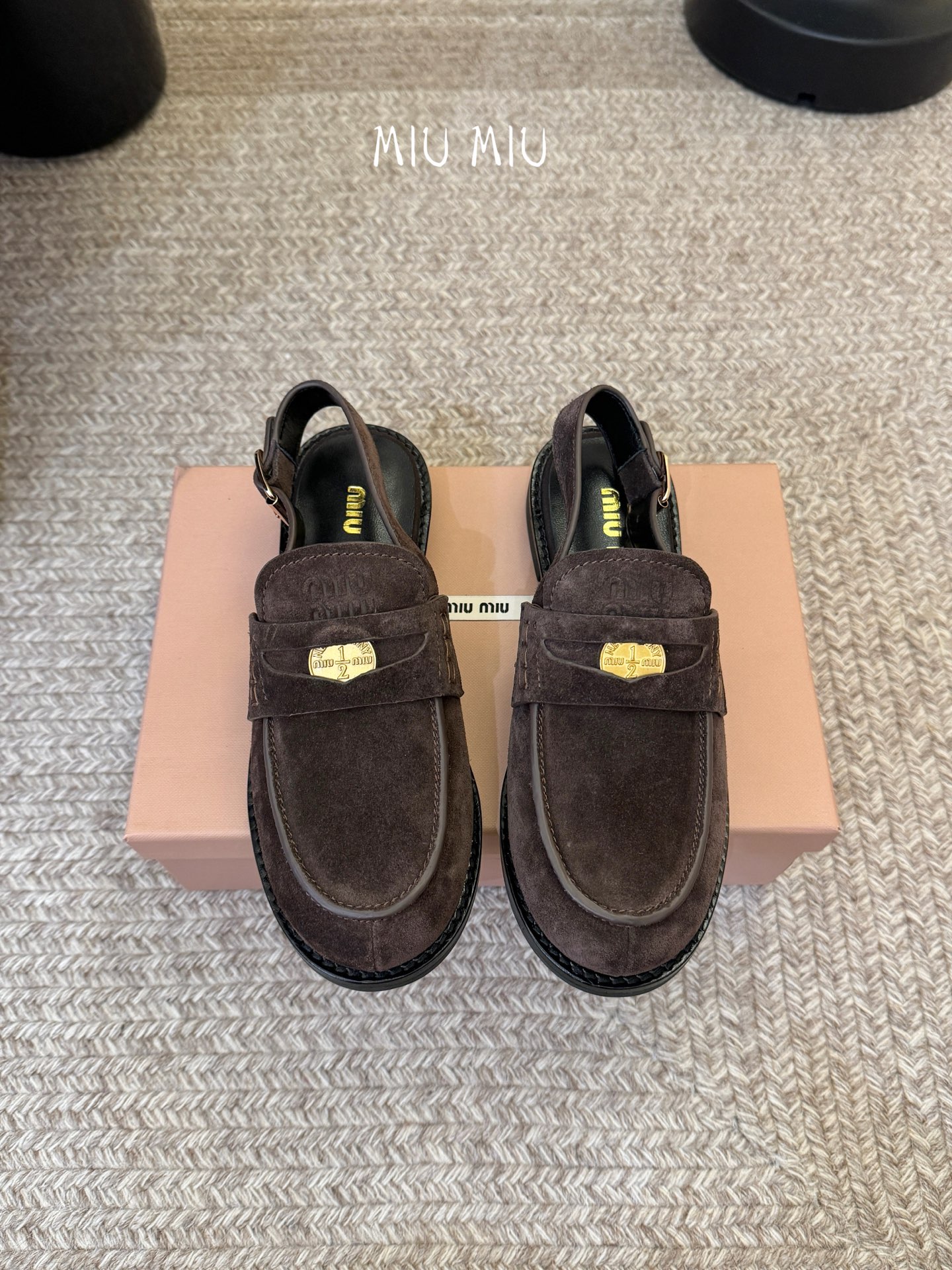 Miu Miu缪缪春夏最新款钱币后空乐福鞋 新出的‘小钱币’真的让人一整个心都融化✔️超多网红时尚博主种