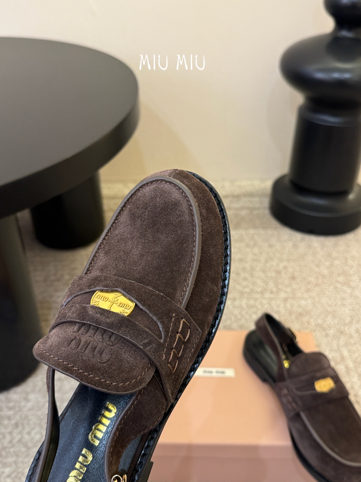 Miu Miu缪缪春夏最新款钱币后空乐福鞋 新出的‘小钱币’真的让人一整个心都融化✔️超多网红时尚博主种