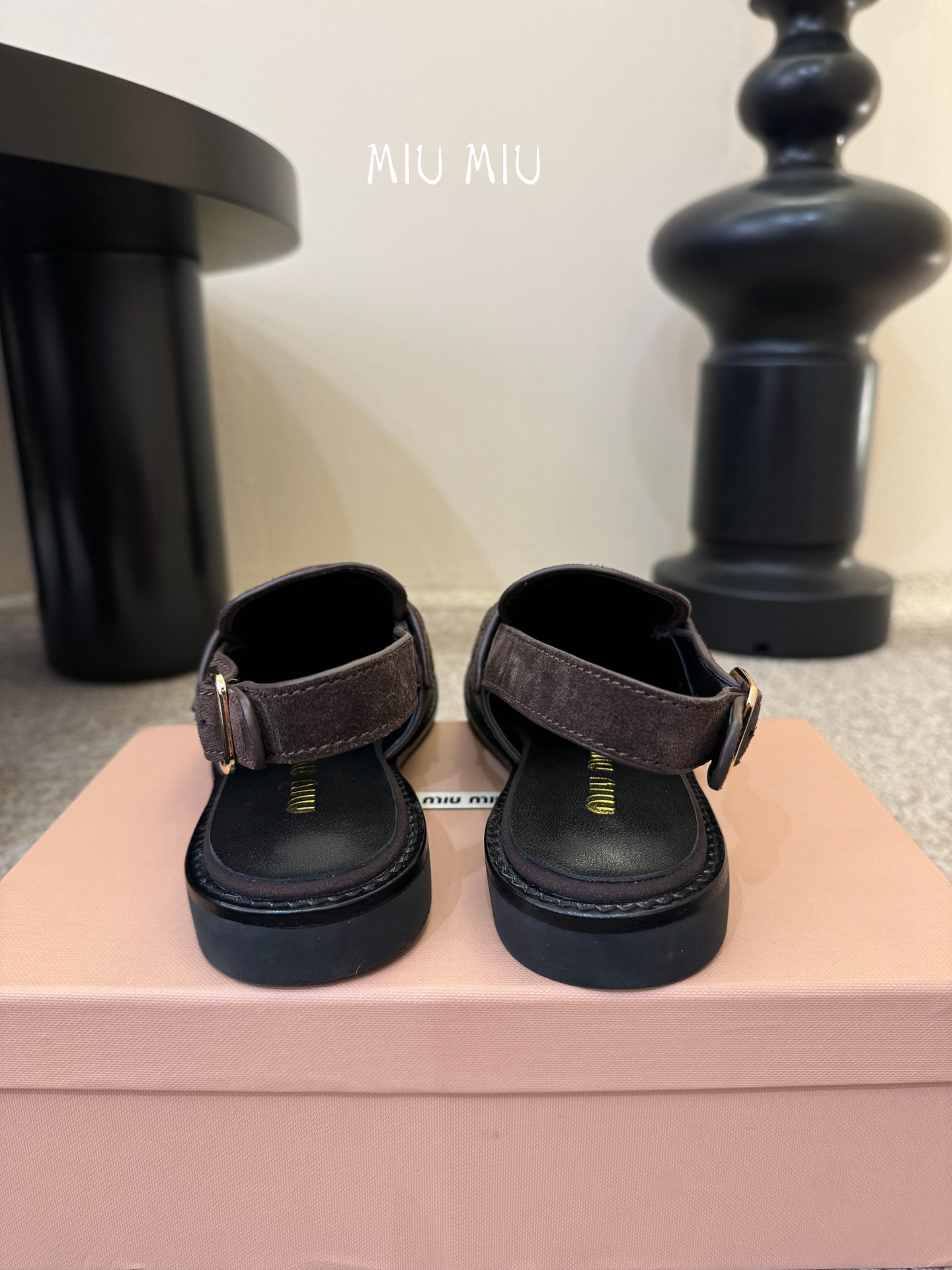 Miu Miu缪缪春夏最新款钱币后空乐福鞋 新出的‘小钱币’真的让人一整个心都融化✔️超多网红时尚博主种