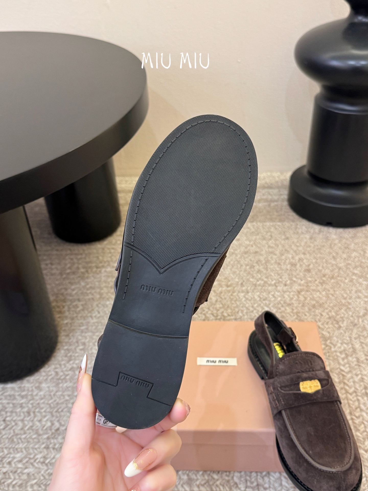 Miu Miu缪缪春夏最新款钱币后空乐福鞋 新出的‘小钱币’真的让人一整个心都融化✔️超多网红时尚博主种