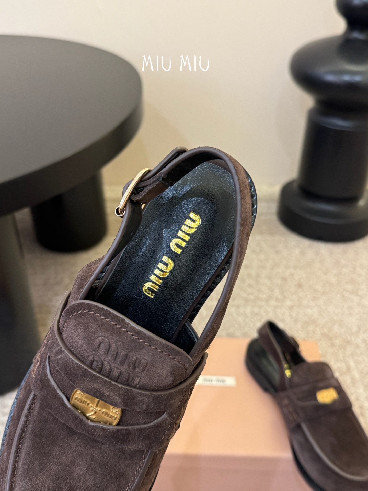 Miu Miu缪缪春夏最新款钱币后空乐福鞋 新出的‘小钱币’真的让人一整个心都融化✔️超多网红时尚博主种