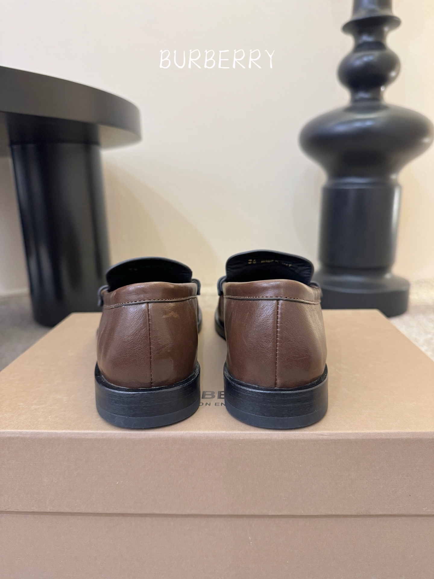 BURBERRY～博柏利、巴宝莉BBR F049 出自设计师Daniel Lee 26ss/春夏全新设计