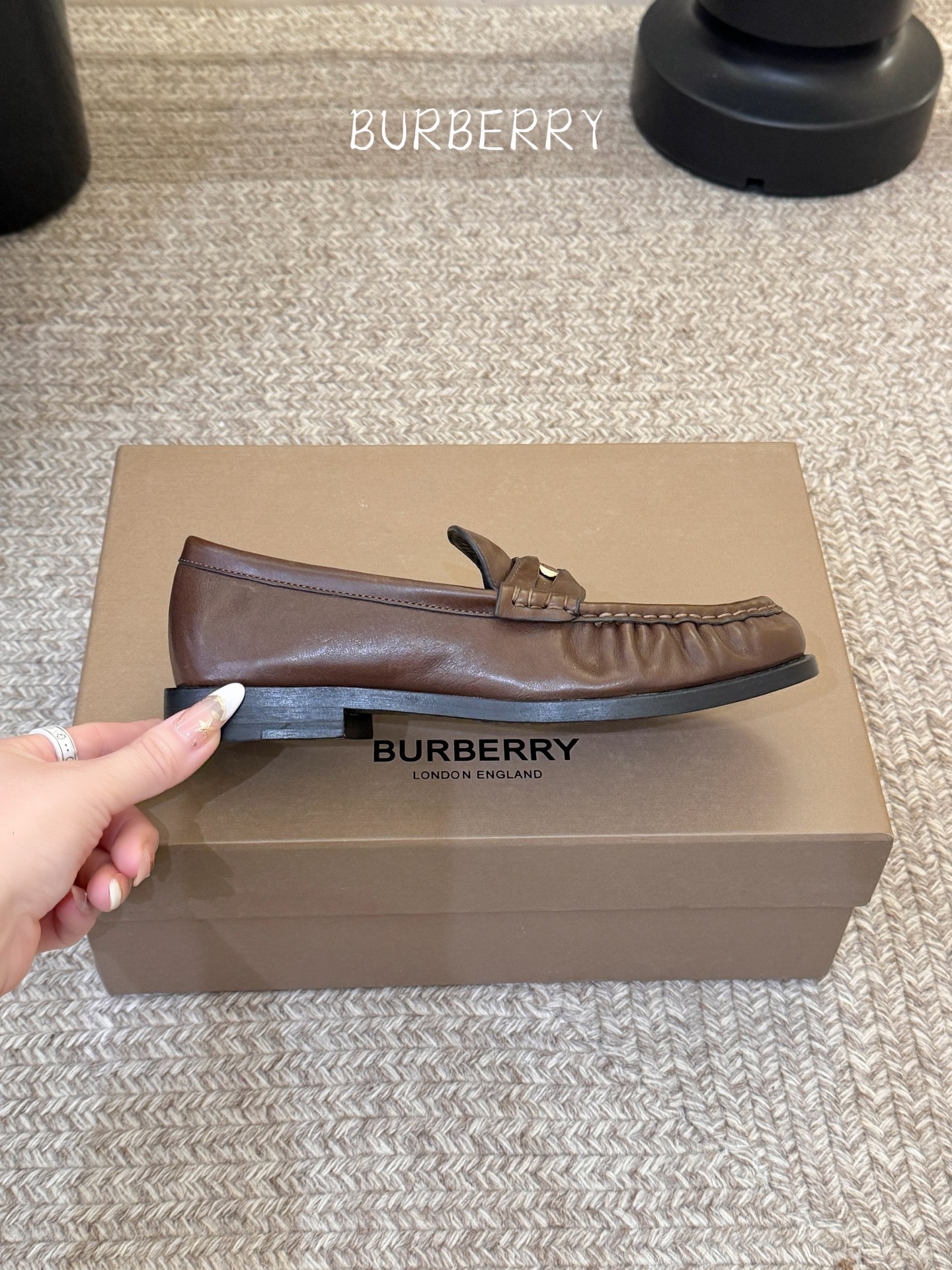 BURBERRY～博柏利、巴宝莉BBR F049 出自设计师Daniel Lee 26ss/春夏全新设计