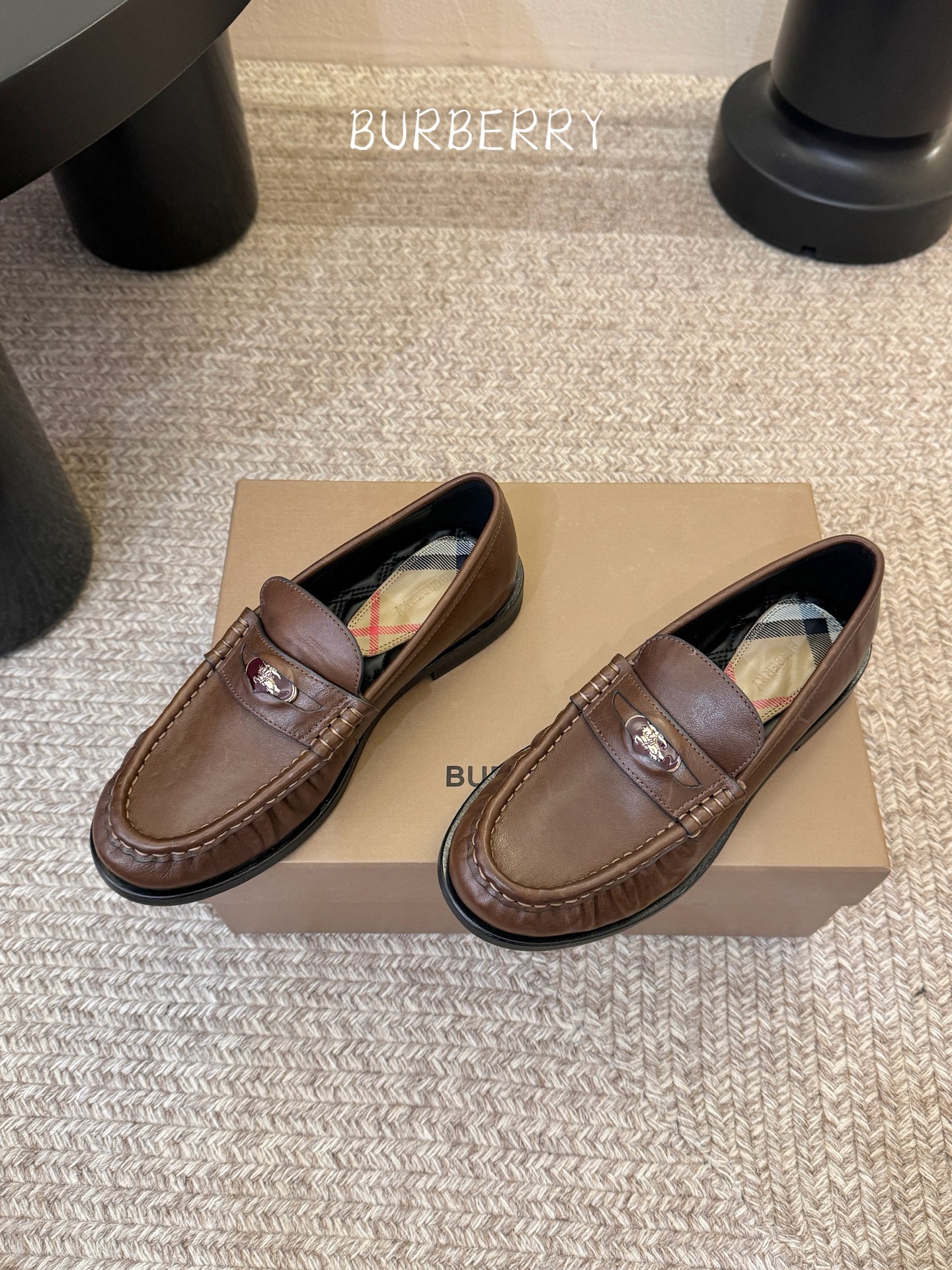 BURBERRY～博柏利、巴宝莉BBR F049 出自设计师Daniel Lee 26ss/春夏全新设计