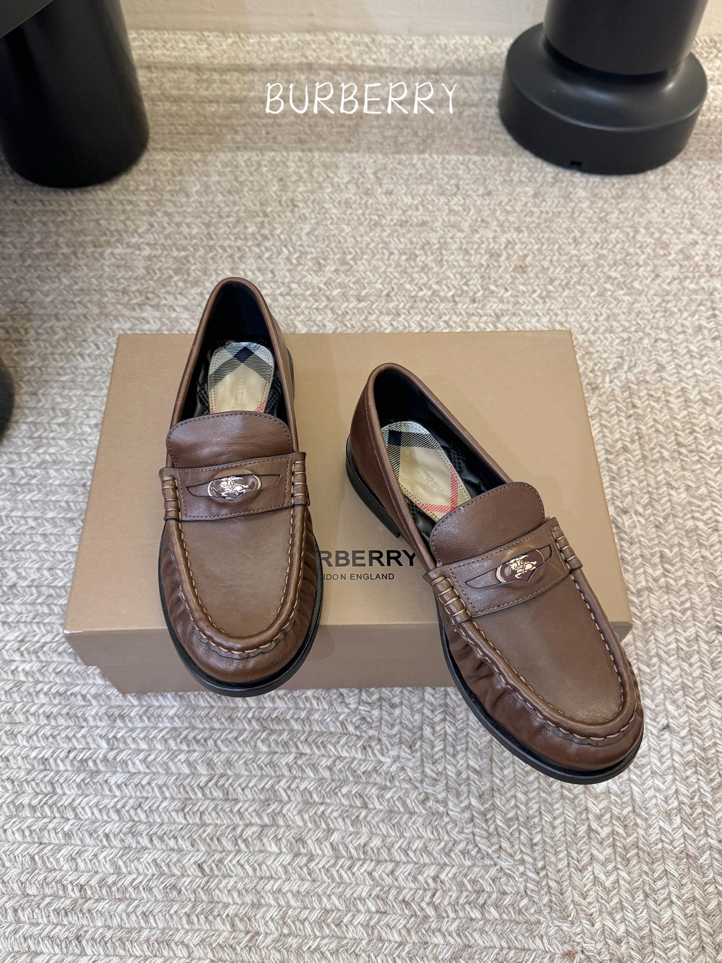 BURBERRY～博柏利、巴宝莉BBR F049 出自设计师Daniel Lee 26ss/春夏全新设计