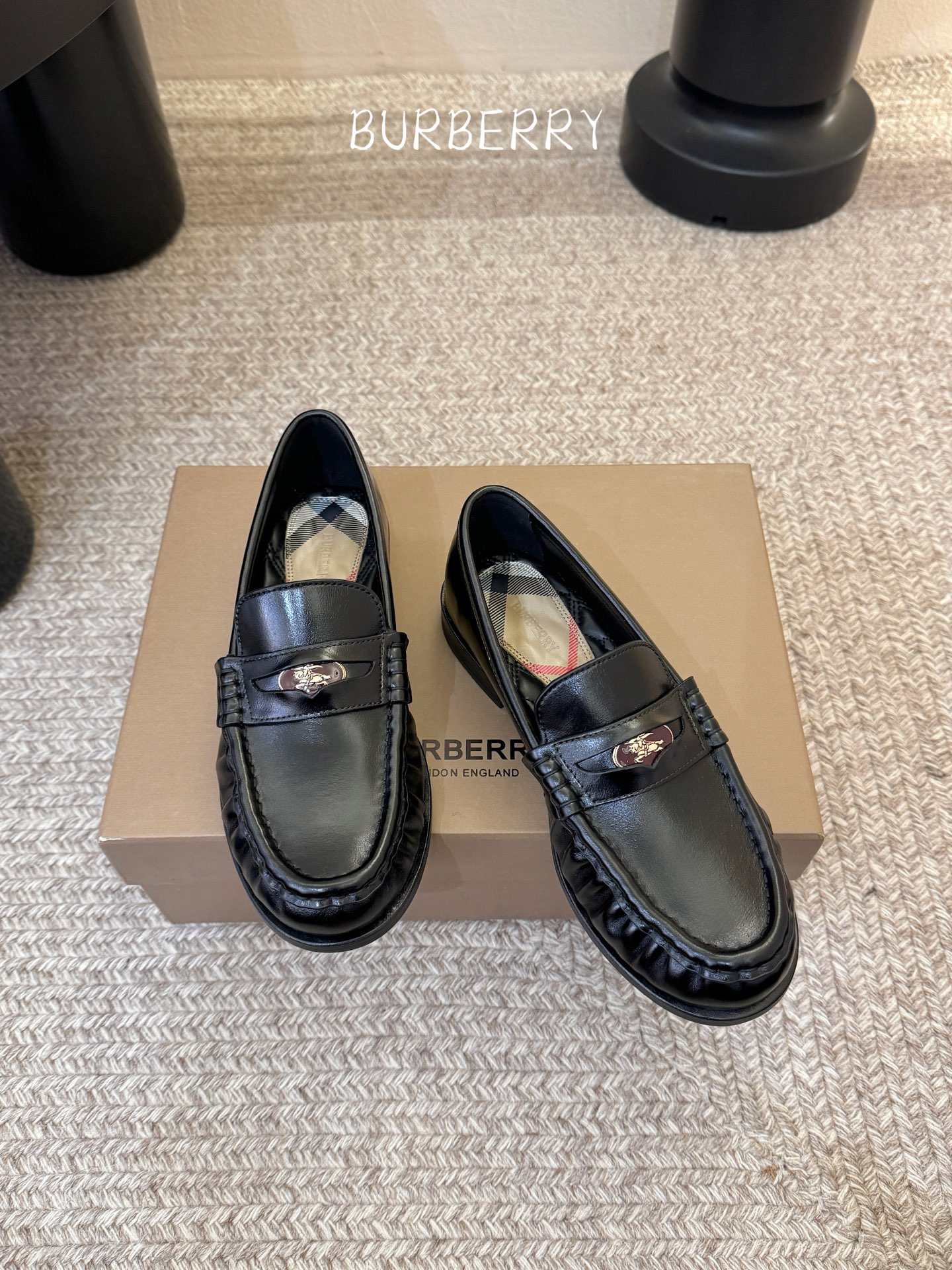 BURBERRY～博柏利、巴宝莉BBR F049 出自设计师Daniel Lee 26ss/春夏全新设计