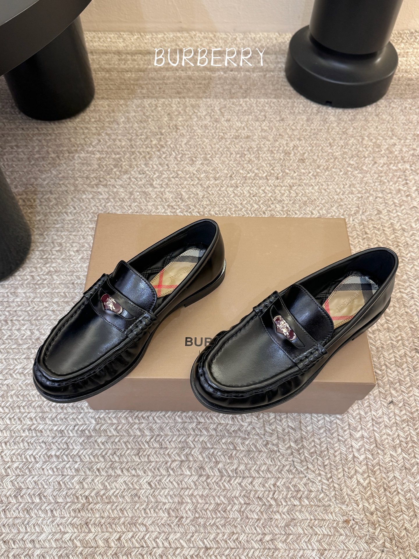 BURBERRY～博柏利、巴宝莉BBR F049 出自设计师Daniel Lee 26ss/春夏全新设计