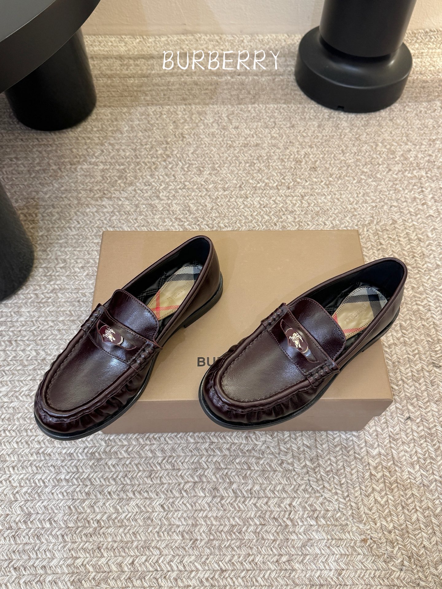 BURBERRY～博柏利、巴宝莉BBR F049 出自设计师Daniel Lee 26ss/春夏全新设计