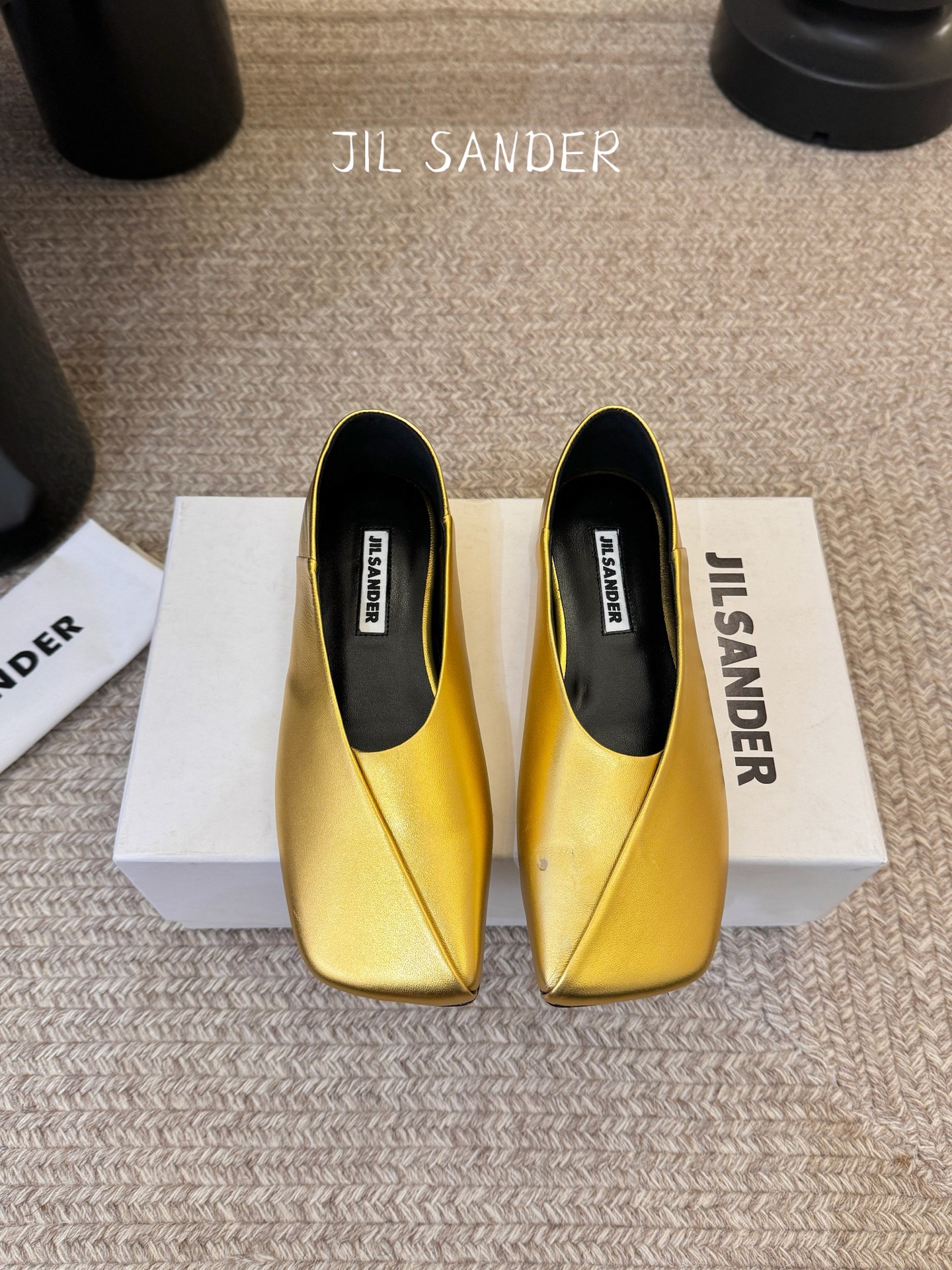 Jil sande* 𝟐𝟔𝐀𝐖新品方头芭蕾鞋｜极简主义的清冷诗意以利落方头重塑芭蕾鞋的经典轮廓 细腻小羊