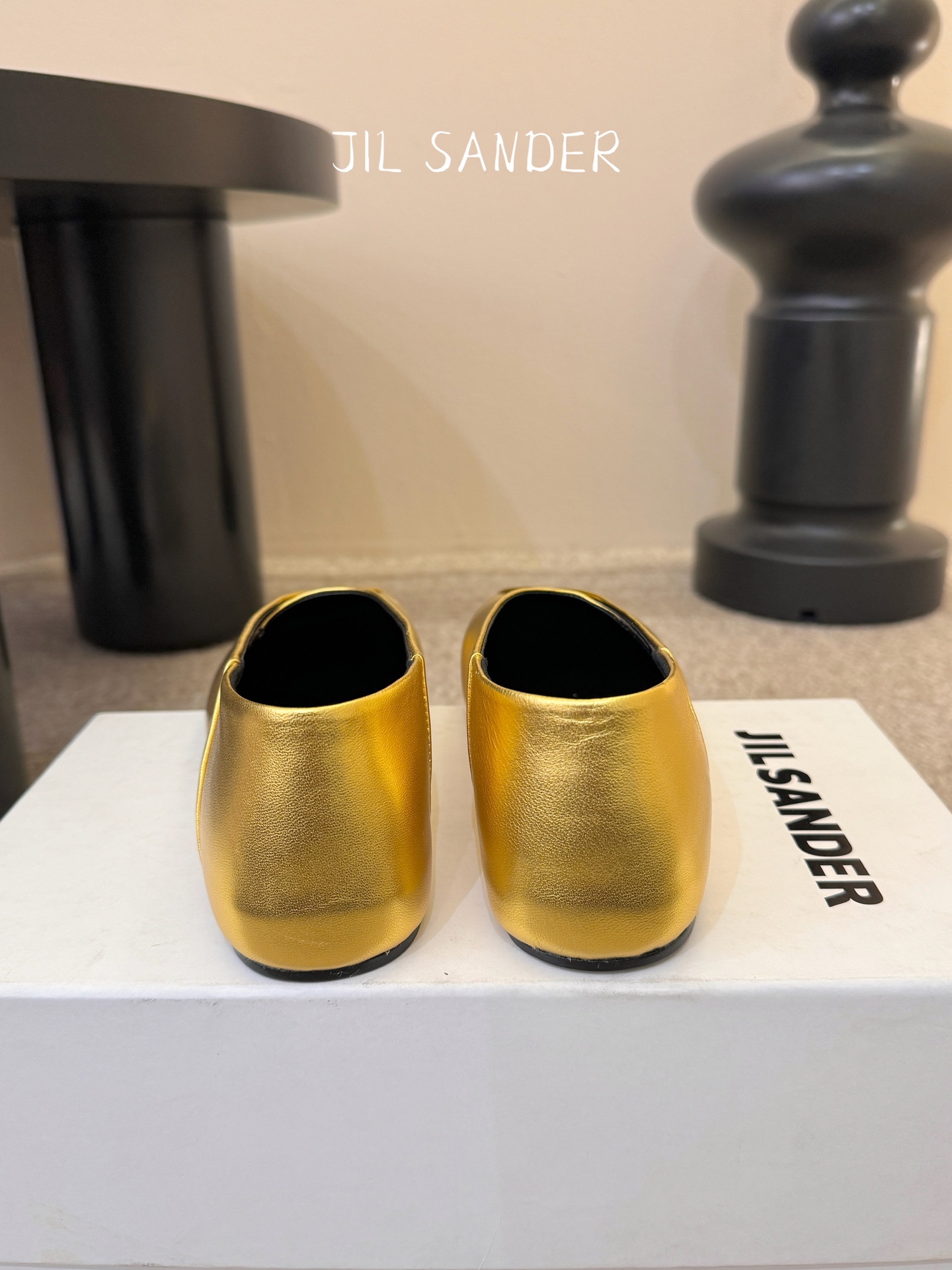 Jil sande* 𝟐𝟔𝐀𝐖新品方头芭蕾鞋｜极简主义的清冷诗意以利落方头重塑芭蕾鞋的经典轮廓 细腻小羊