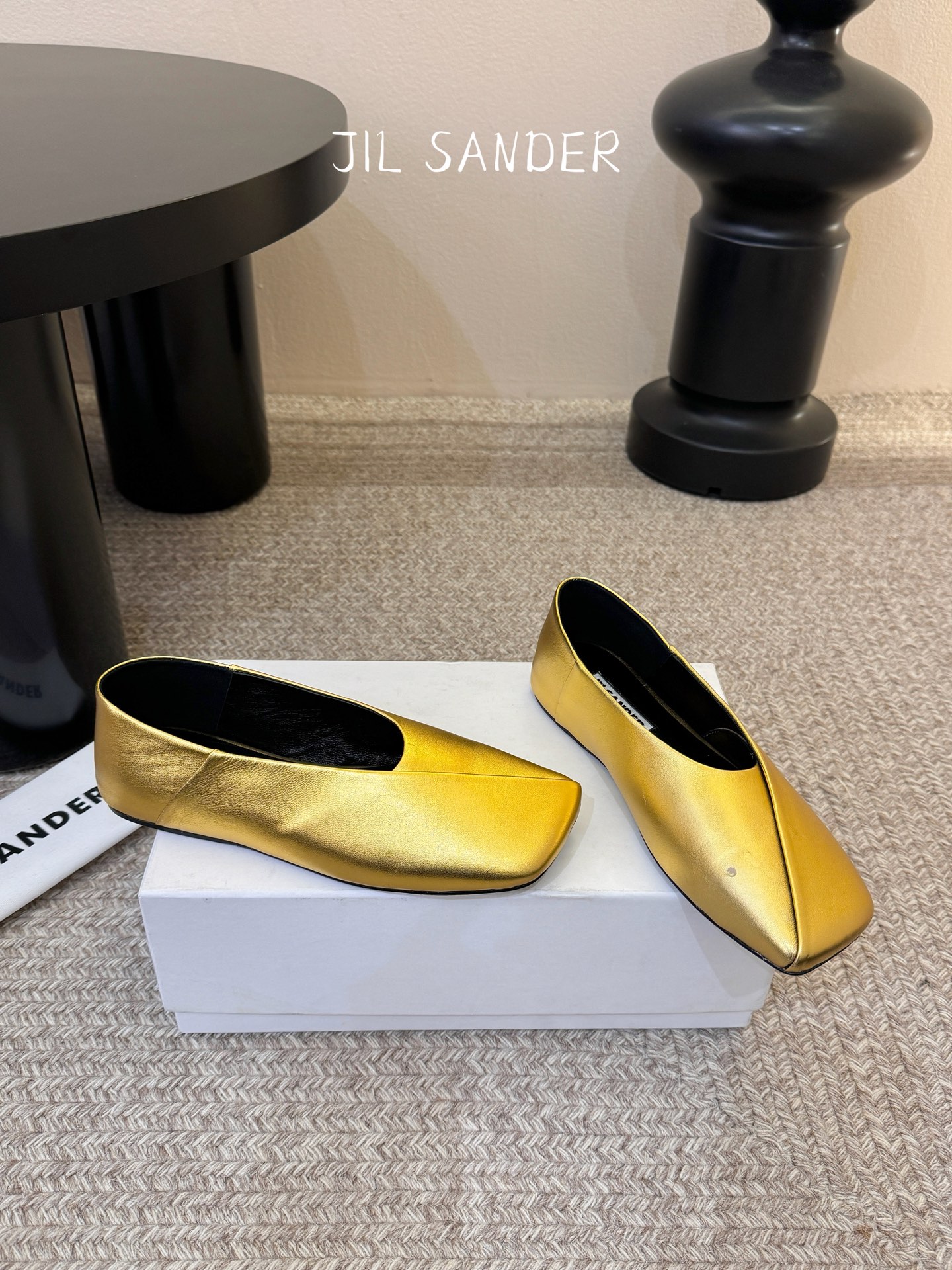 Jil sande* 𝟐𝟔𝐀𝐖新品方头芭蕾鞋｜极简主义的清冷诗意以利落方头重塑芭蕾鞋的经典轮廓 细腻小羊