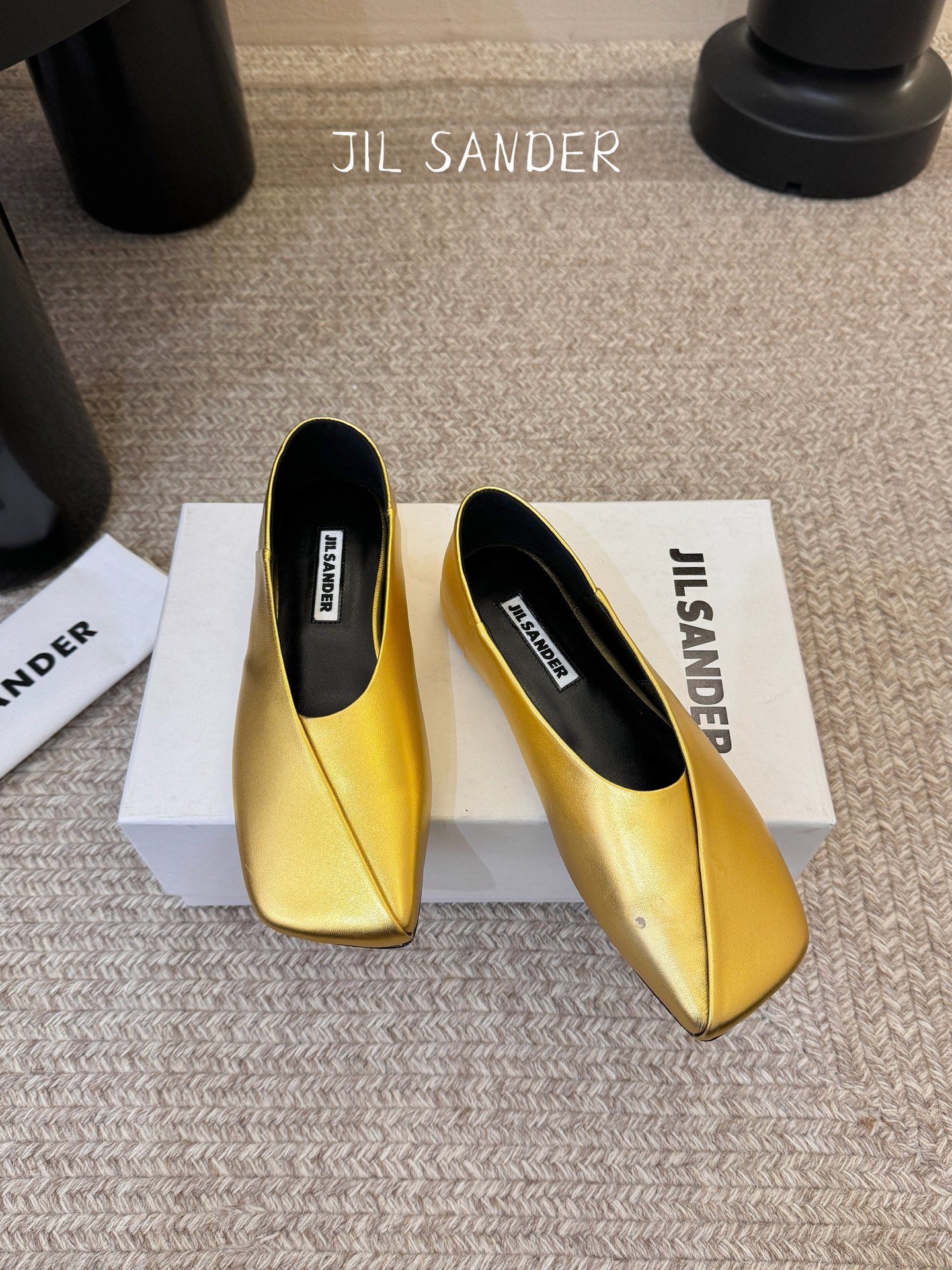 Jil sande* 𝟐𝟔𝐀𝐖新品方头芭蕾鞋｜极简主义的清冷诗意以利落方头重塑芭蕾鞋的经典轮廓 细腻小羊