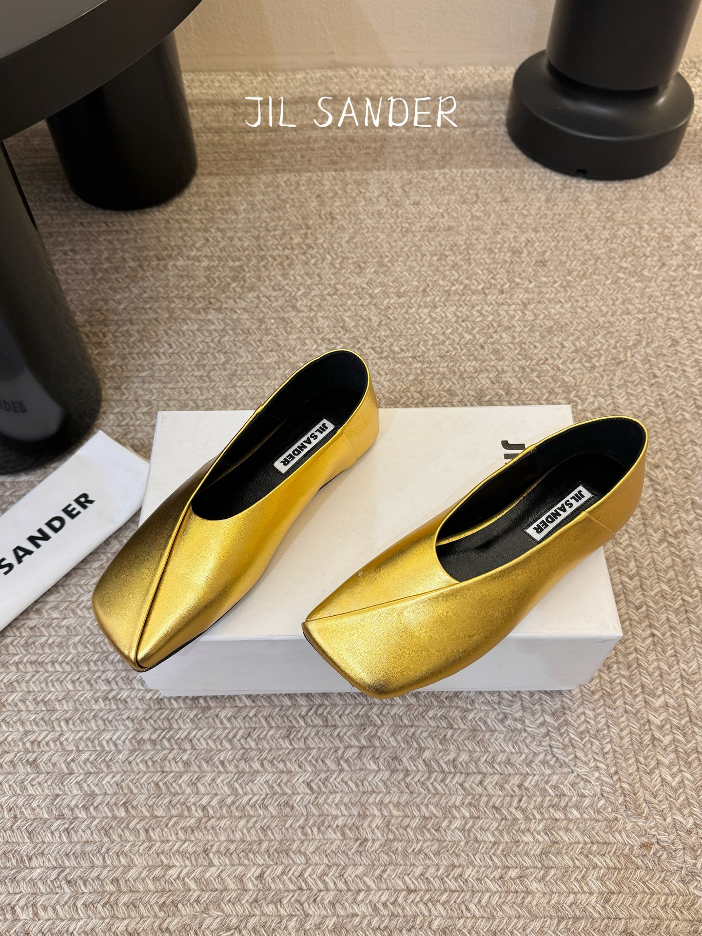 Jil sande* 𝟐𝟔𝐀𝐖新品方头芭蕾鞋｜极简主义的清冷诗意以利落方头重塑芭蕾鞋的经典轮廓 细腻小羊