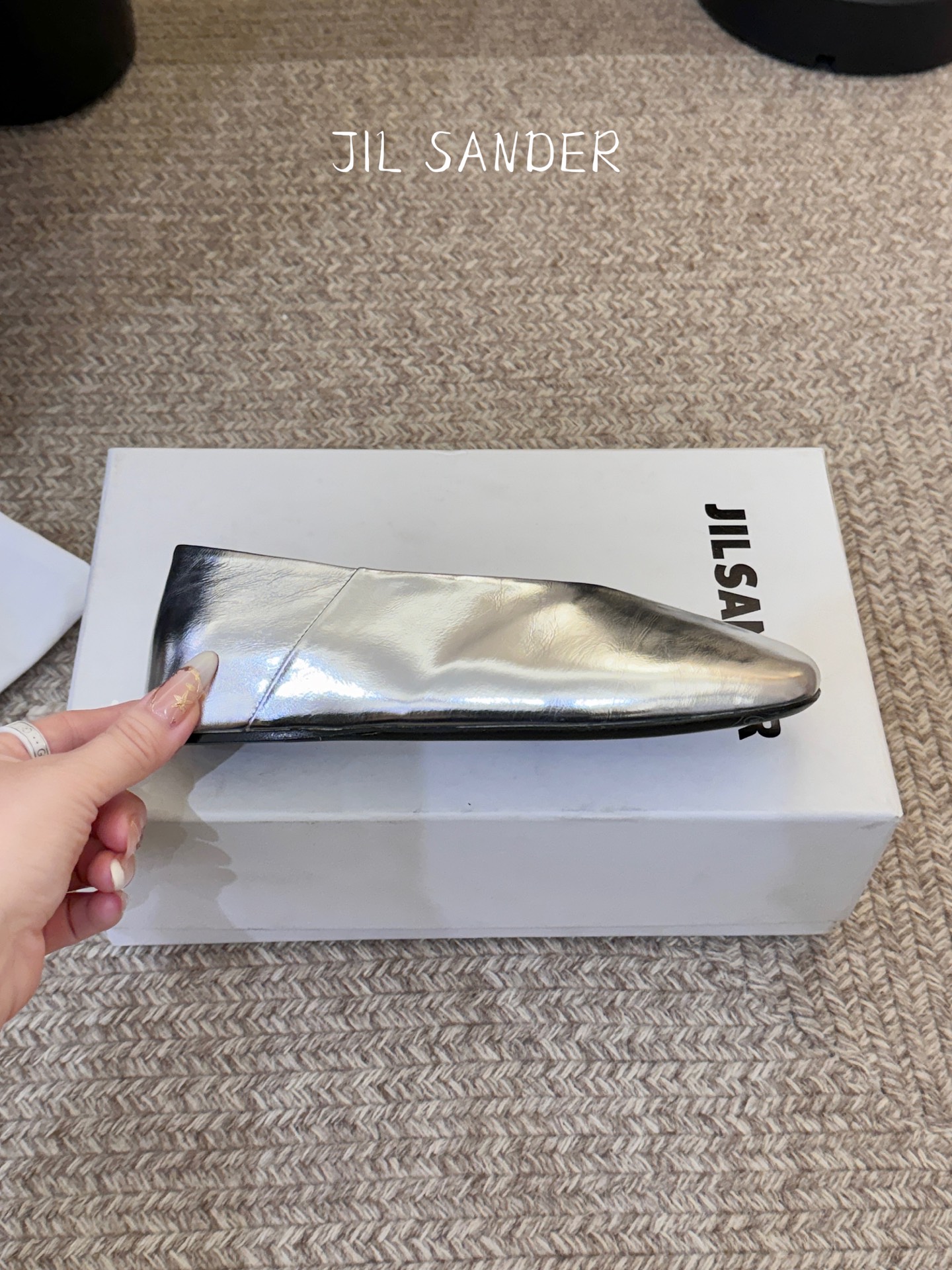 Jil sande* 𝟐𝟔𝐀𝐖新品方头芭蕾鞋｜极简主义的清冷诗意以利落方头重塑芭蕾鞋的经典轮廓 细腻小羊