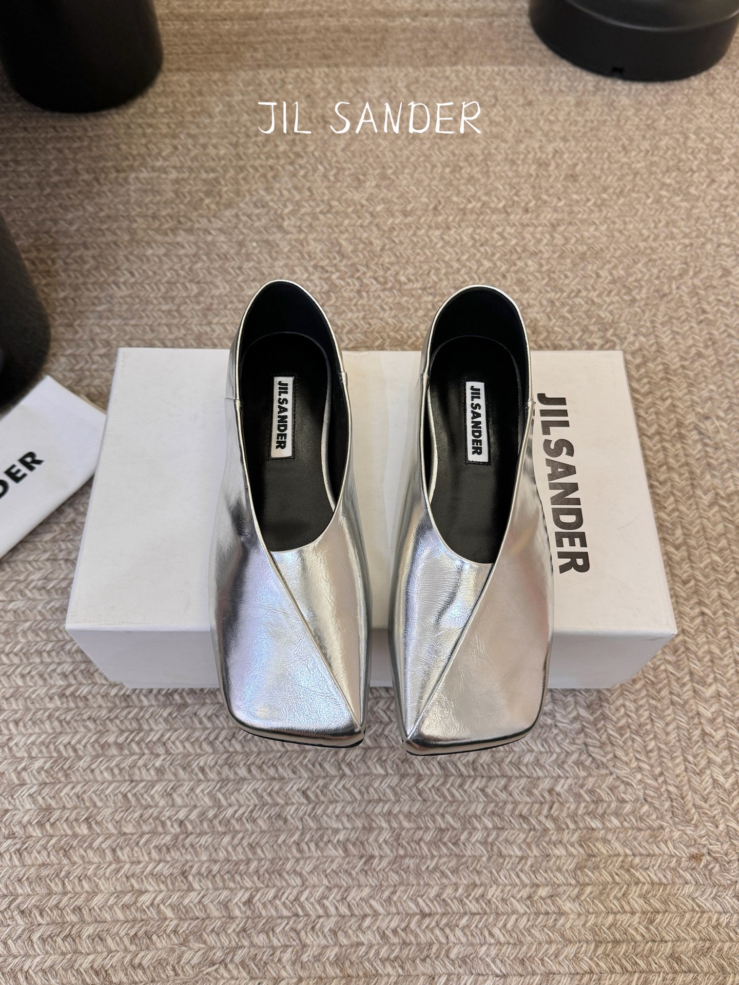 Jil sande* 𝟐𝟔𝐀𝐖新品方头芭蕾鞋｜极简主义的清冷诗意以利落方头重塑芭蕾鞋的经典轮廓 细腻小羊