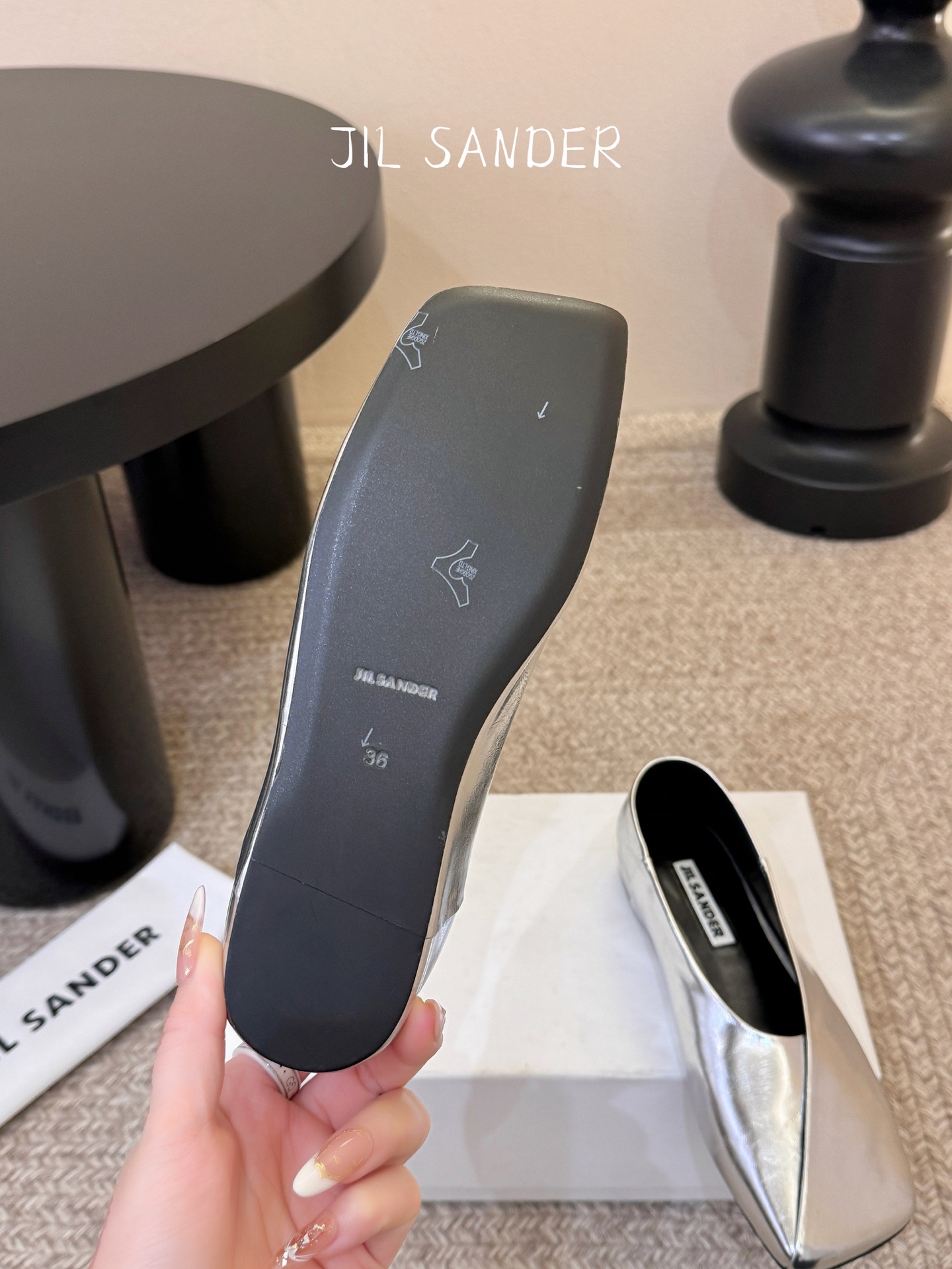 Jil sande* 𝟐𝟔𝐀𝐖新品方头芭蕾鞋｜极简主义的清冷诗意以利落方头重塑芭蕾鞋的经典轮廓 细腻小羊