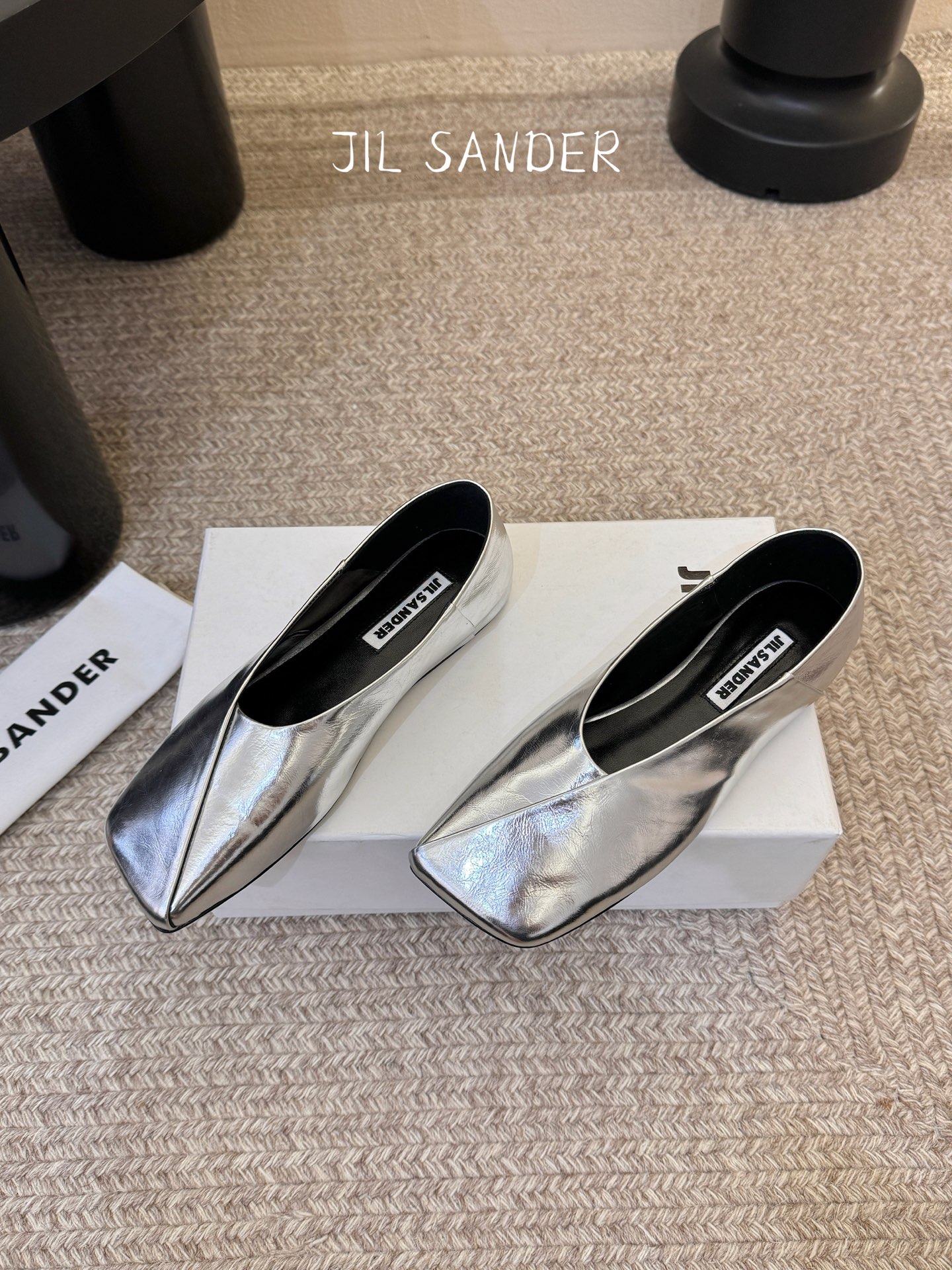 Jil sande* 𝟐𝟔𝐀𝐖新品方头芭蕾鞋｜极简主义的清冷诗意以利落方头重塑芭蕾鞋的经典轮廓 细腻小羊