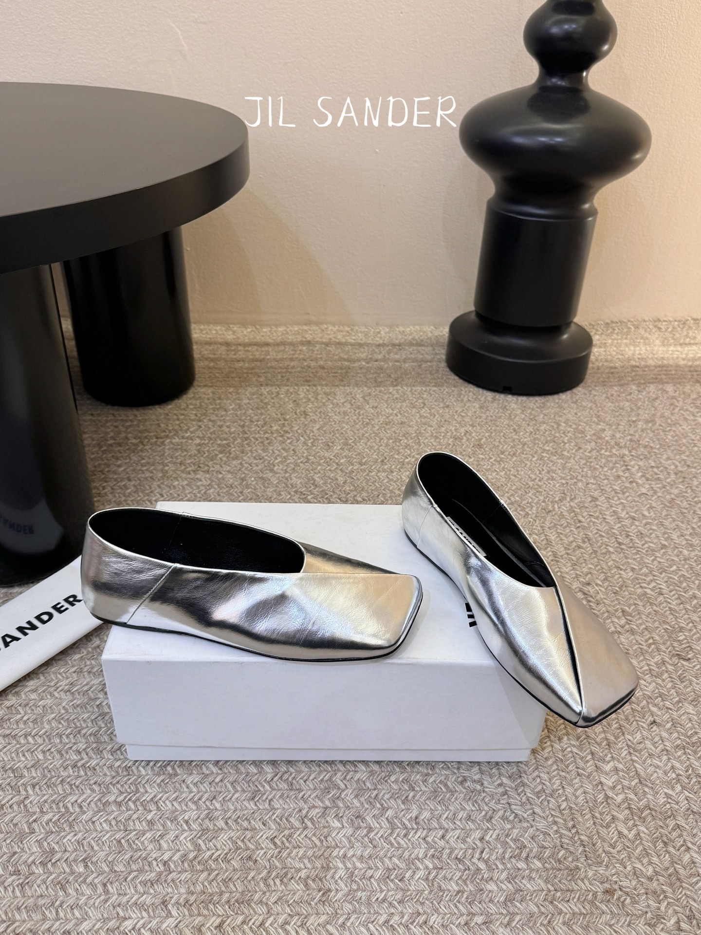 Jil sande* 𝟐𝟔𝐀𝐖新品方头芭蕾鞋｜极简主义的清冷诗意以利落方头重塑芭蕾鞋的经典轮廓 细腻小羊