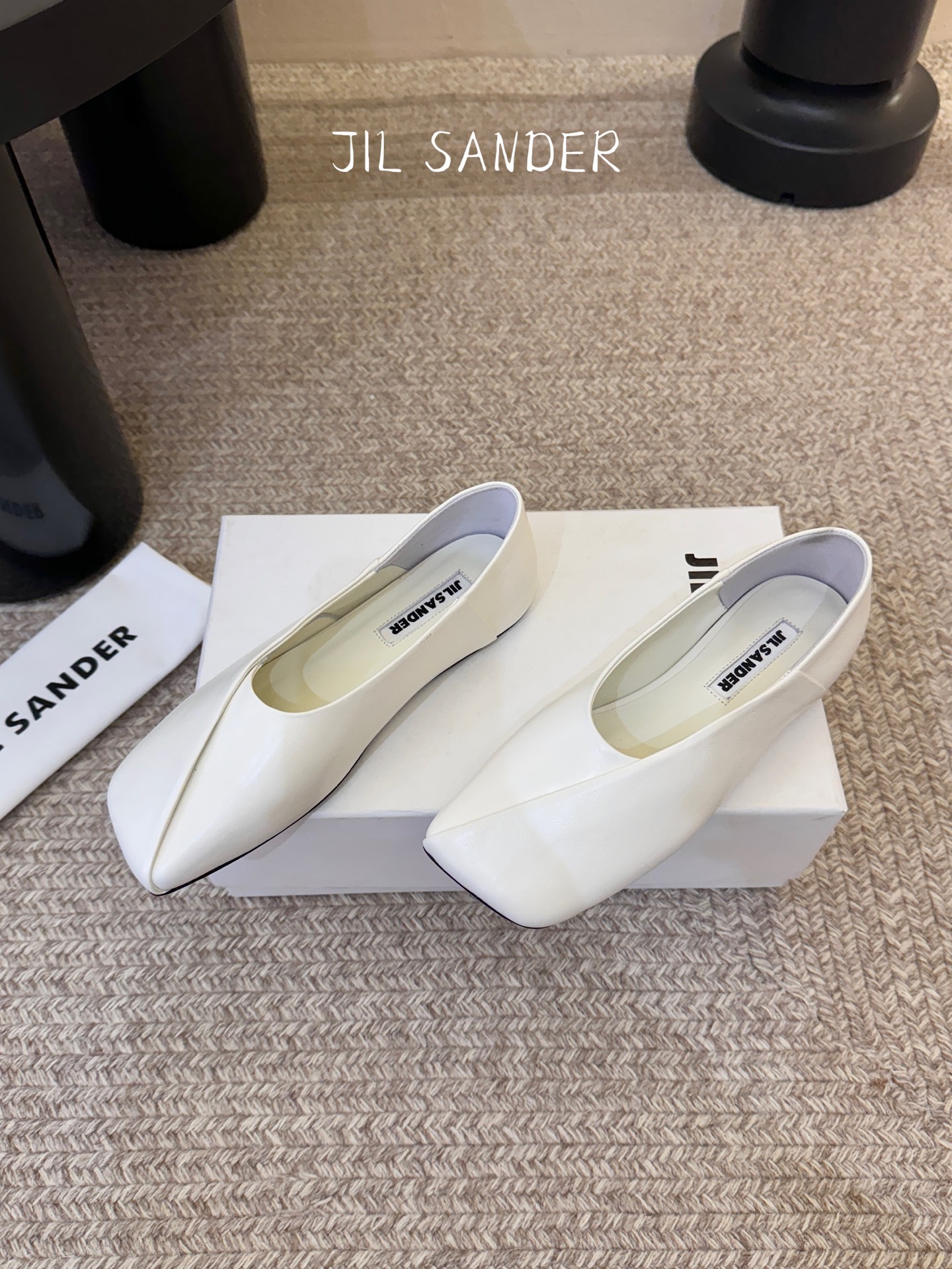 Jil sande* 𝟐𝟔𝐀𝐖新品方头芭蕾鞋｜极简主义的清冷诗意以利落方头重塑芭蕾鞋的经典轮廓 细腻小羊