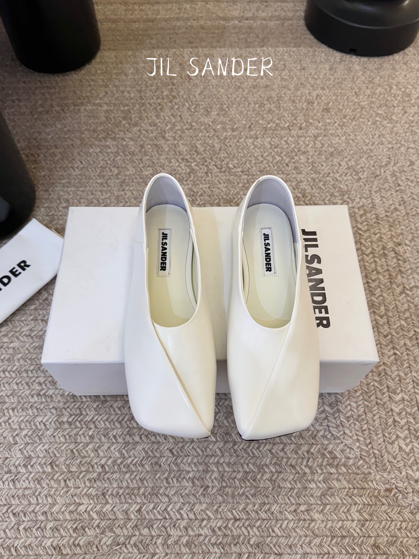 Jil sande* 𝟐𝟔𝐀𝐖新品方头芭蕾鞋｜极简主义的清冷诗意以利落方头重塑芭蕾鞋的经典轮廓 细腻小羊