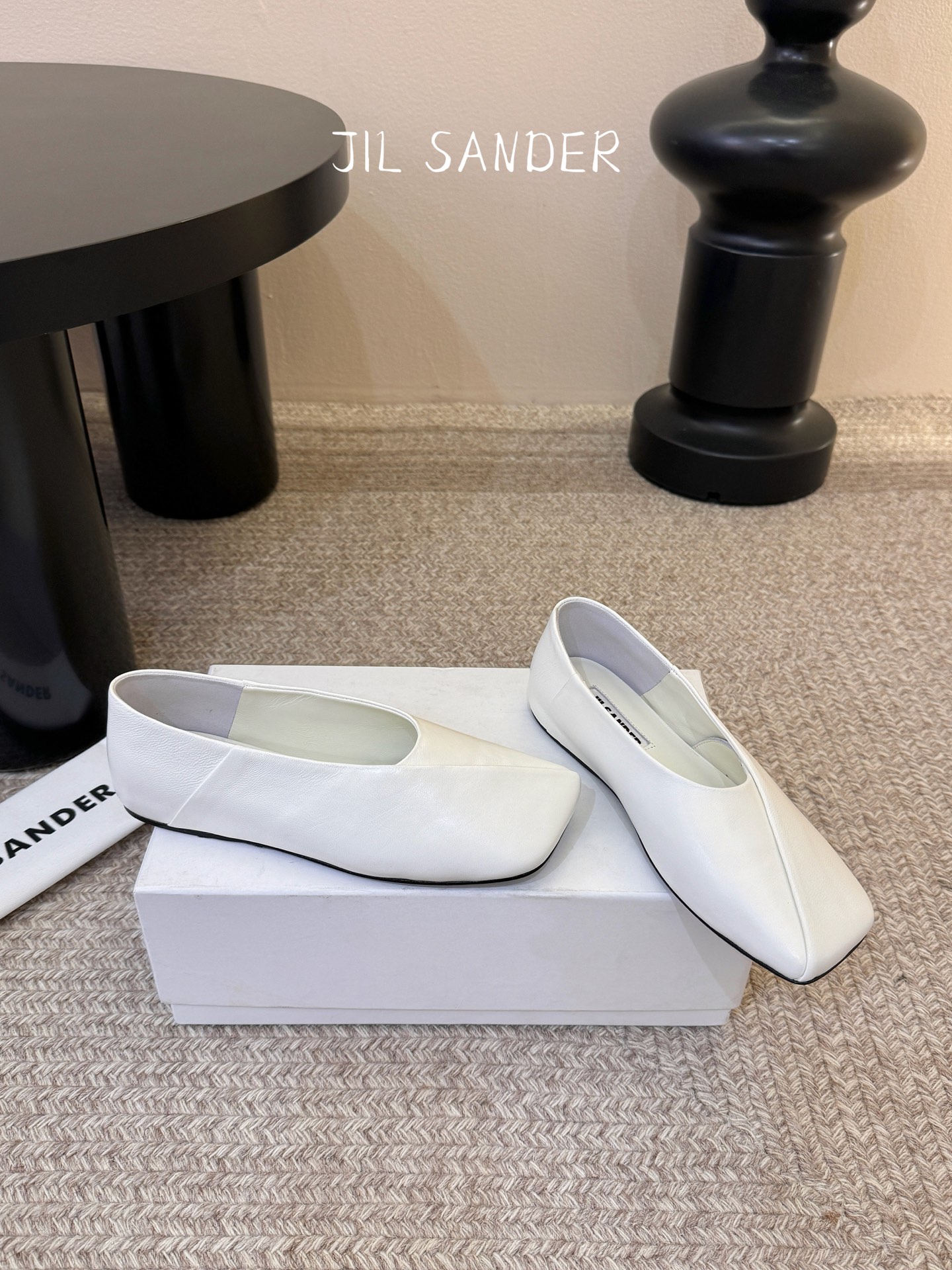 Jil sande* 𝟐𝟔𝐀𝐖新品方头芭蕾鞋｜极简主义的清冷诗意以利落方头重塑芭蕾鞋的经典轮廓 细腻小羊