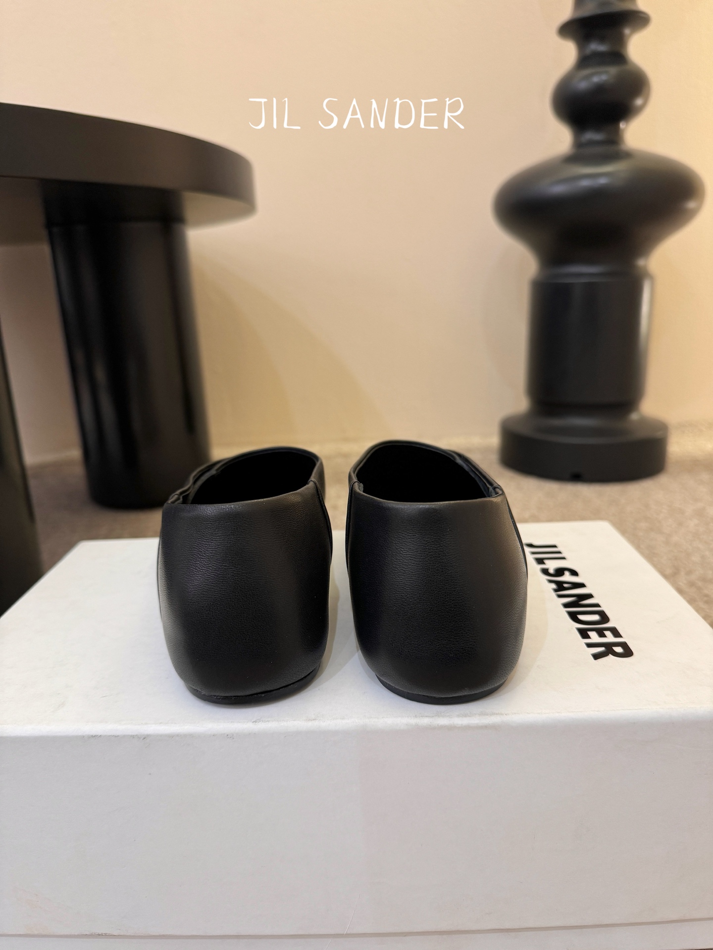 Jil sande* 𝟐𝟔𝐀𝐖新品方头芭蕾鞋｜极简主义的清冷诗意以利落方头重塑芭蕾鞋的经典轮廓 细腻小羊