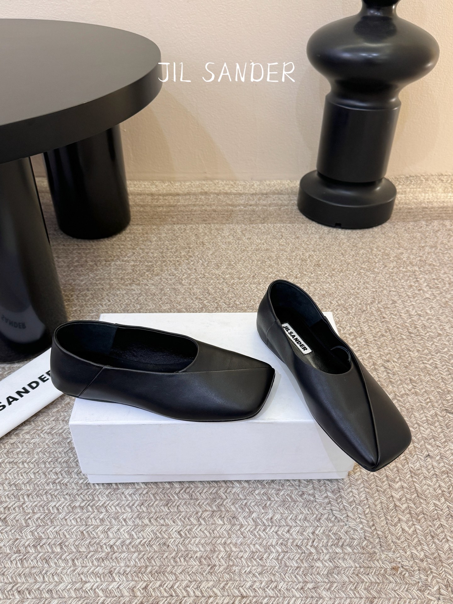 Jil sande* 𝟐𝟔𝐀𝐖新品方头芭蕾鞋｜极简主义的清冷诗意以利落方头重塑芭蕾鞋的经典轮廓 细腻小羊