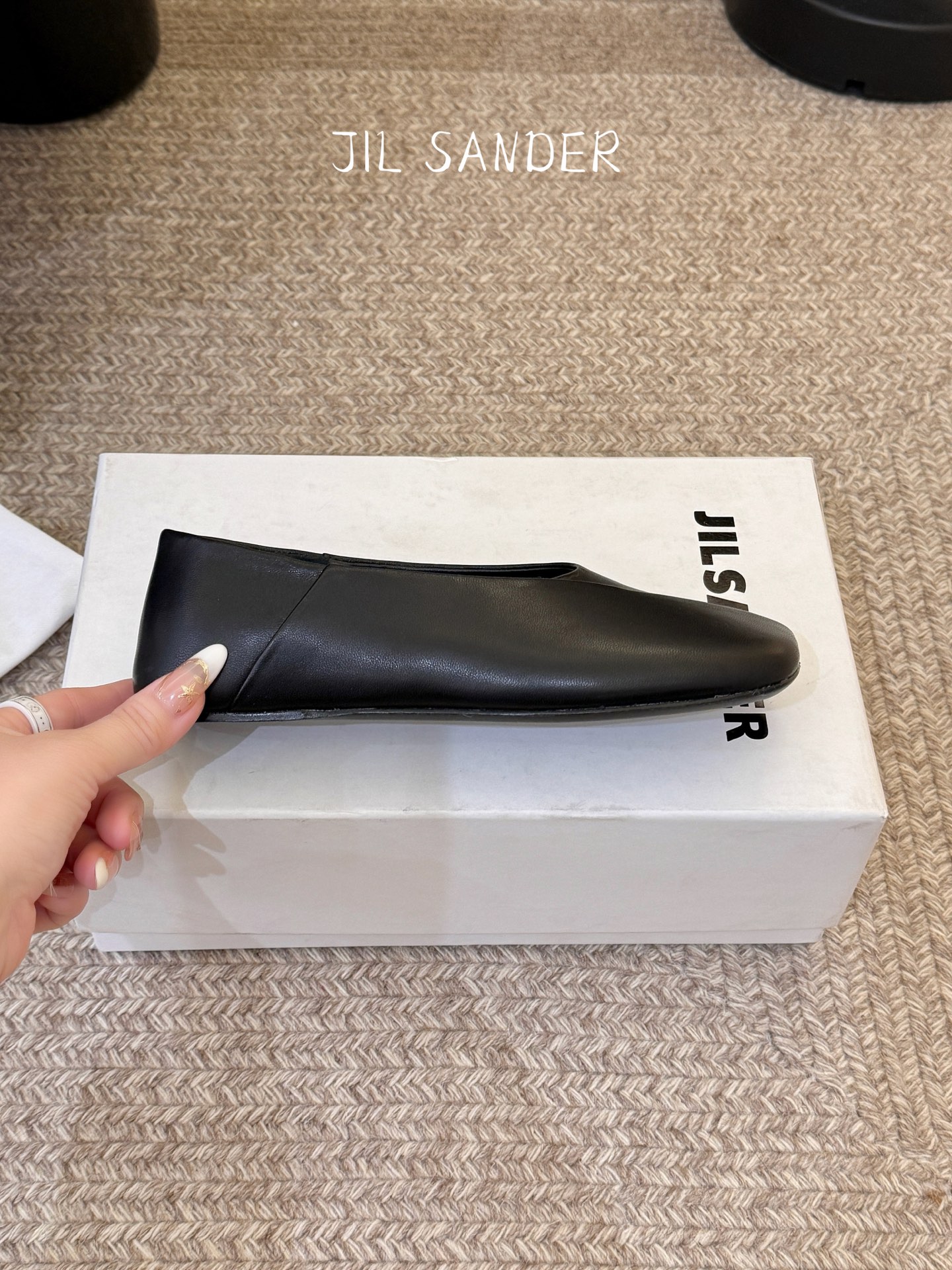 Jil sande* 𝟐𝟔𝐀𝐖新品方头芭蕾鞋｜极简主义的清冷诗意以利落方头重塑芭蕾鞋的经典轮廓 细腻小羊