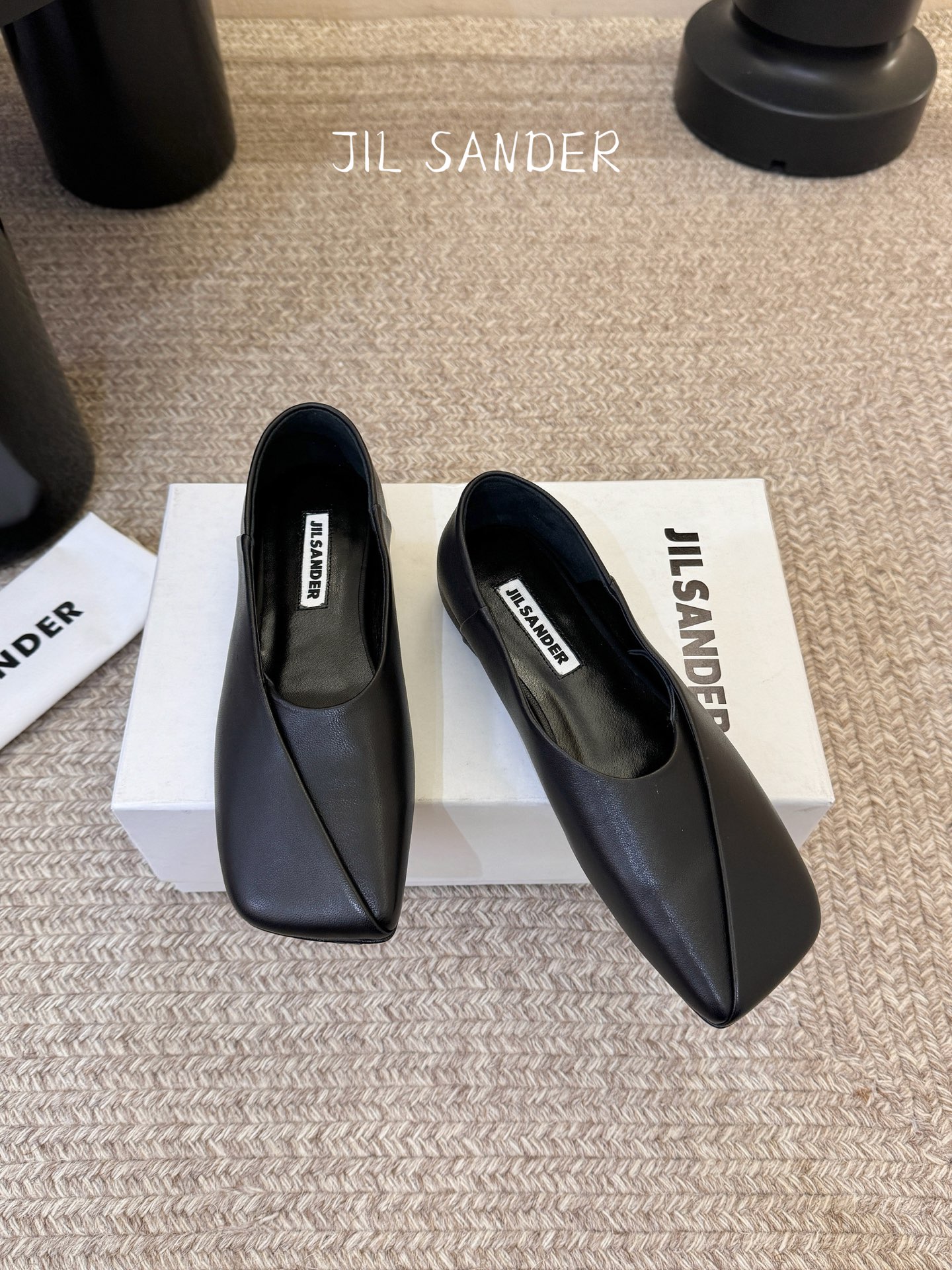 Jil sande* 𝟐𝟔𝐀𝐖新品方头芭蕾鞋｜极简主义的清冷诗意以利落方头重塑芭蕾鞋的经典轮廓 细腻小羊