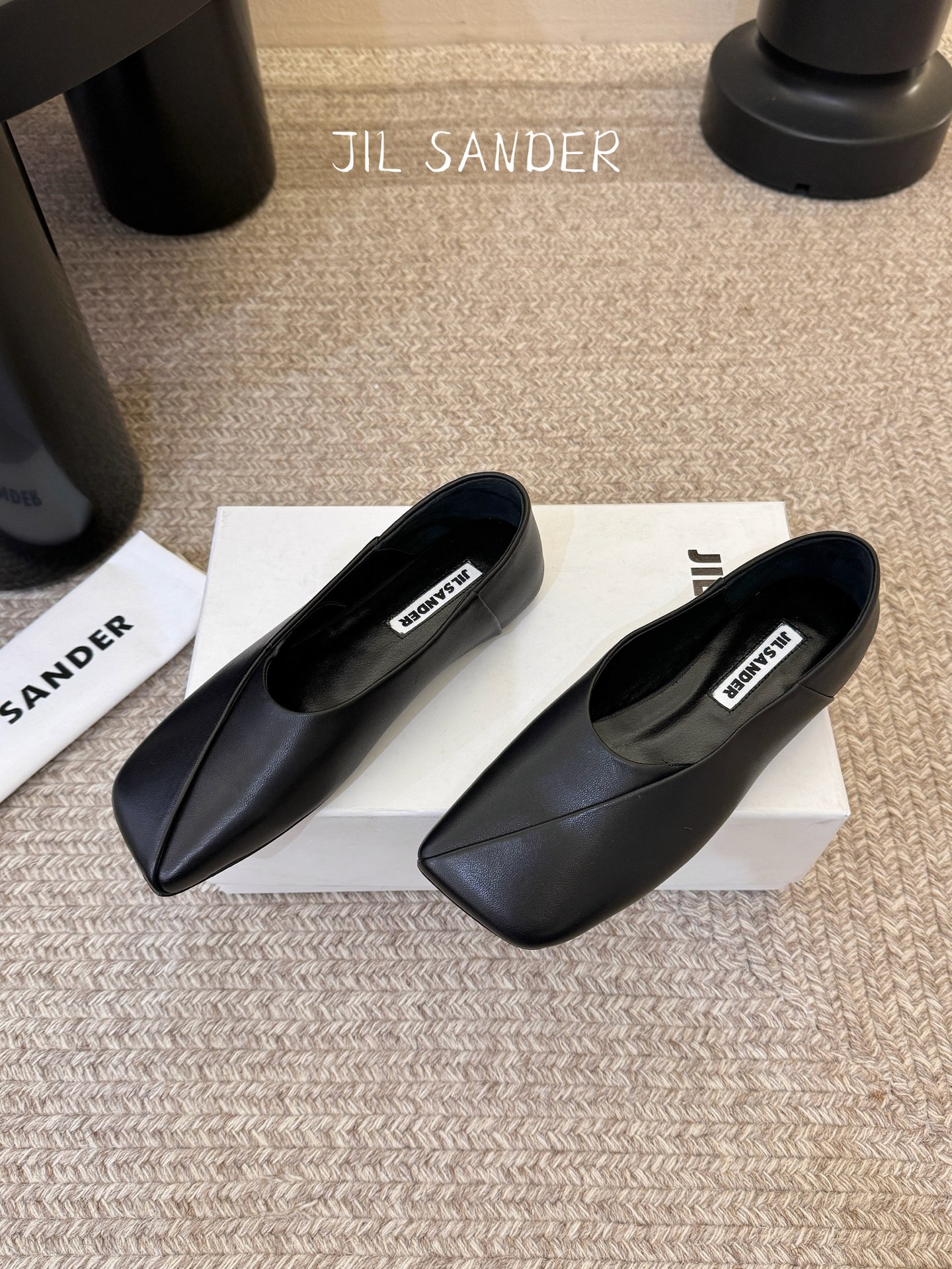 Jil sande* 𝟐𝟔𝐀𝐖新品方头芭蕾鞋｜极简主义的清冷诗意以利落方头重塑芭蕾鞋的经典轮廓 细腻小羊